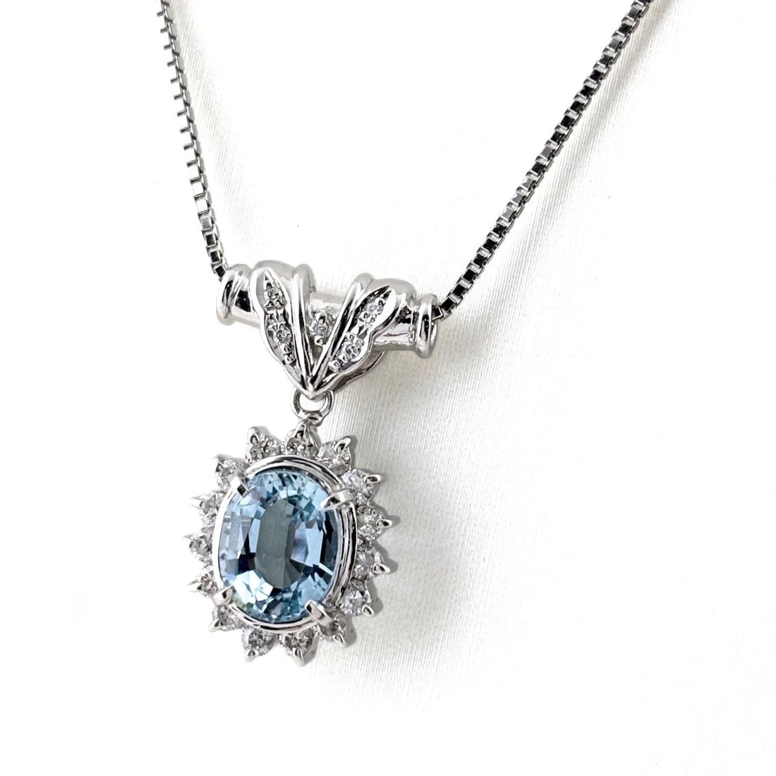 AQUAMARINE DESIGN NECKLACE PLATINUM PENDANT: Aquamarine Design Necklace Platinum Pendant Brand: Unbranded Type/Style: Necklace Material: Pt900, Main Stone Aquamarine Color: PT Size: Chain / code 45cm(17.7") Pendant size 23.7?13.2mm(0.9") Acc