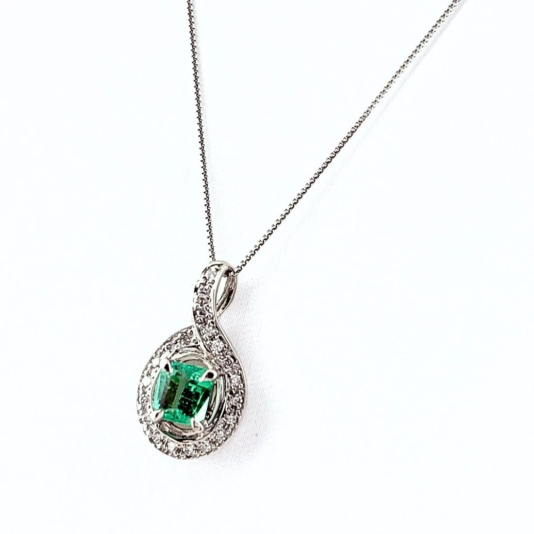 EMERALD DESIGN NECKLACE PLATINUM PENDANT: Emerald design necklace Platinum Pendant Brand: Unbranded Type/Style: Necklace Material: Pt900, Main Stone Emerald Color: PT Size: Chain / code 44cm(17.3") Pendant size 18.4?10.1mm(0.7") Accessori