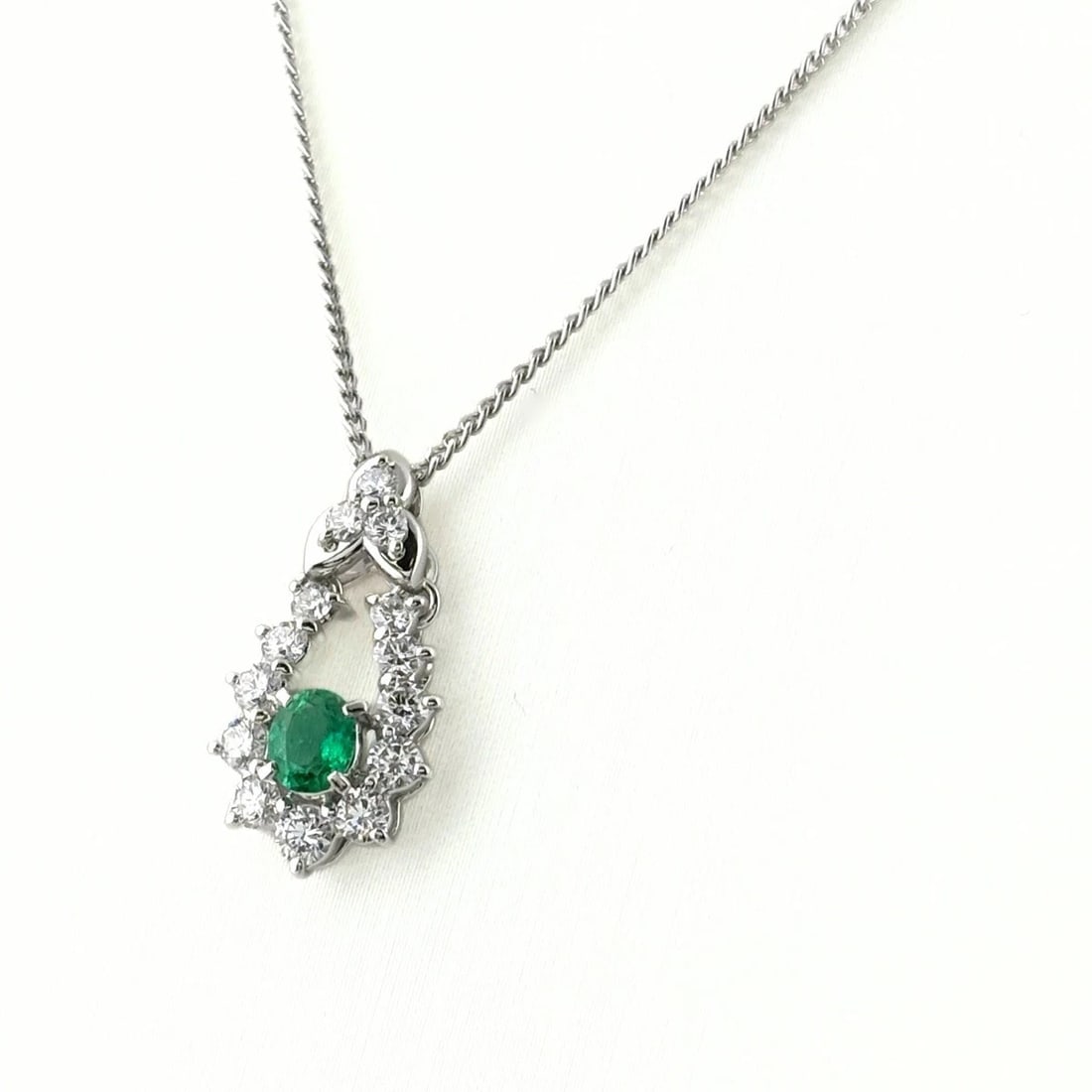 EMERALD DESIGN NECKLACE PLATINUM PENDANT: Emerald design necklace Platinum Pendant Brand: Unbranded Type/Style: Necklace Material: Pt900, Main Stone Emerald Color: PT Size: Chain / code 40cm(15.7") Pendant size 19.8?10.3mm(0.8") Accessori