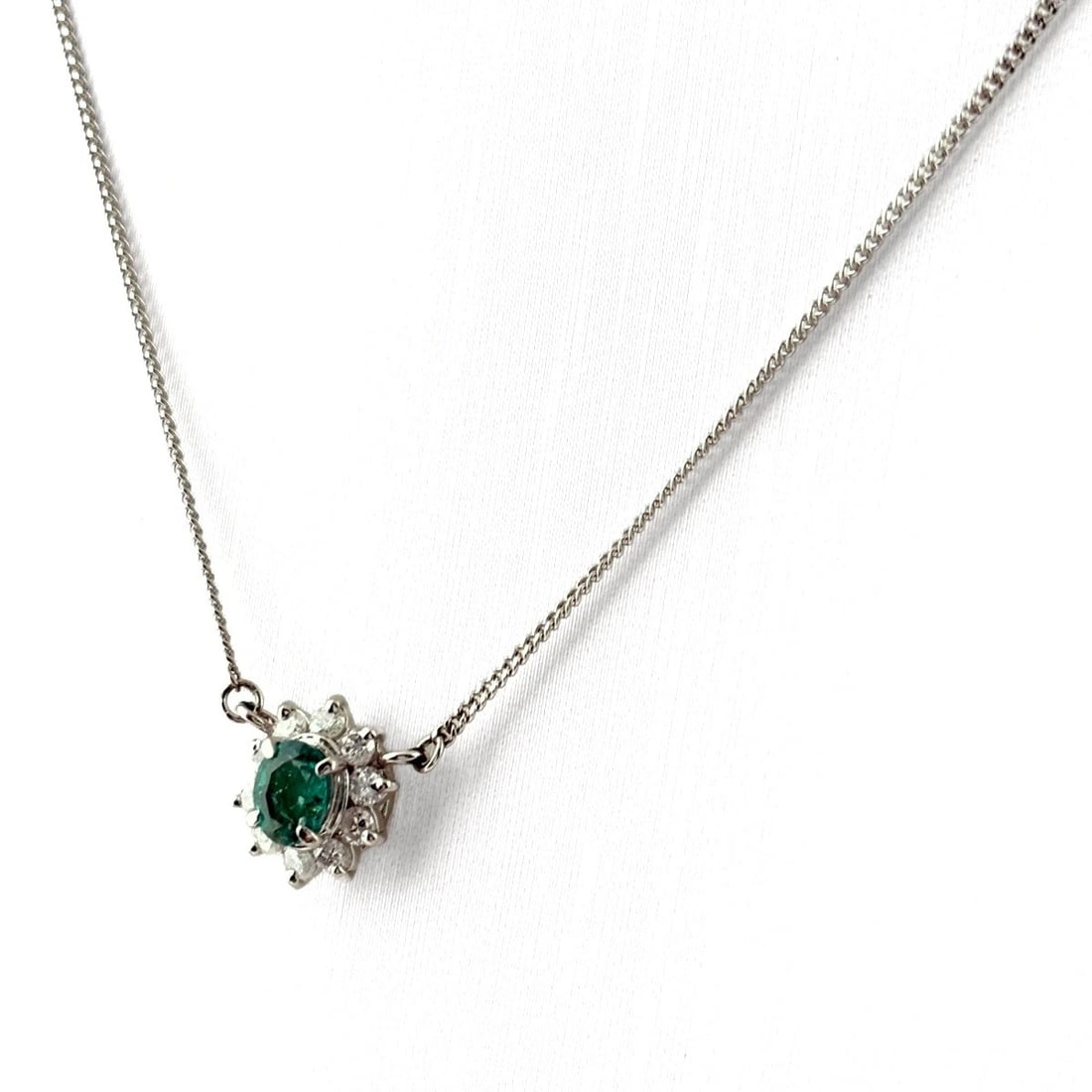 EMERALD DESIGN NECKLACE PENDANT: Emerald design necklace Pendant Brand: Unbranded Type/Style: Necklace Material: Pt850, Main Stone Emerald Color: PT Size: Chain / code 41cm(16.1") Pendant size 9.3?8.1mm(0.4") Accessories: None