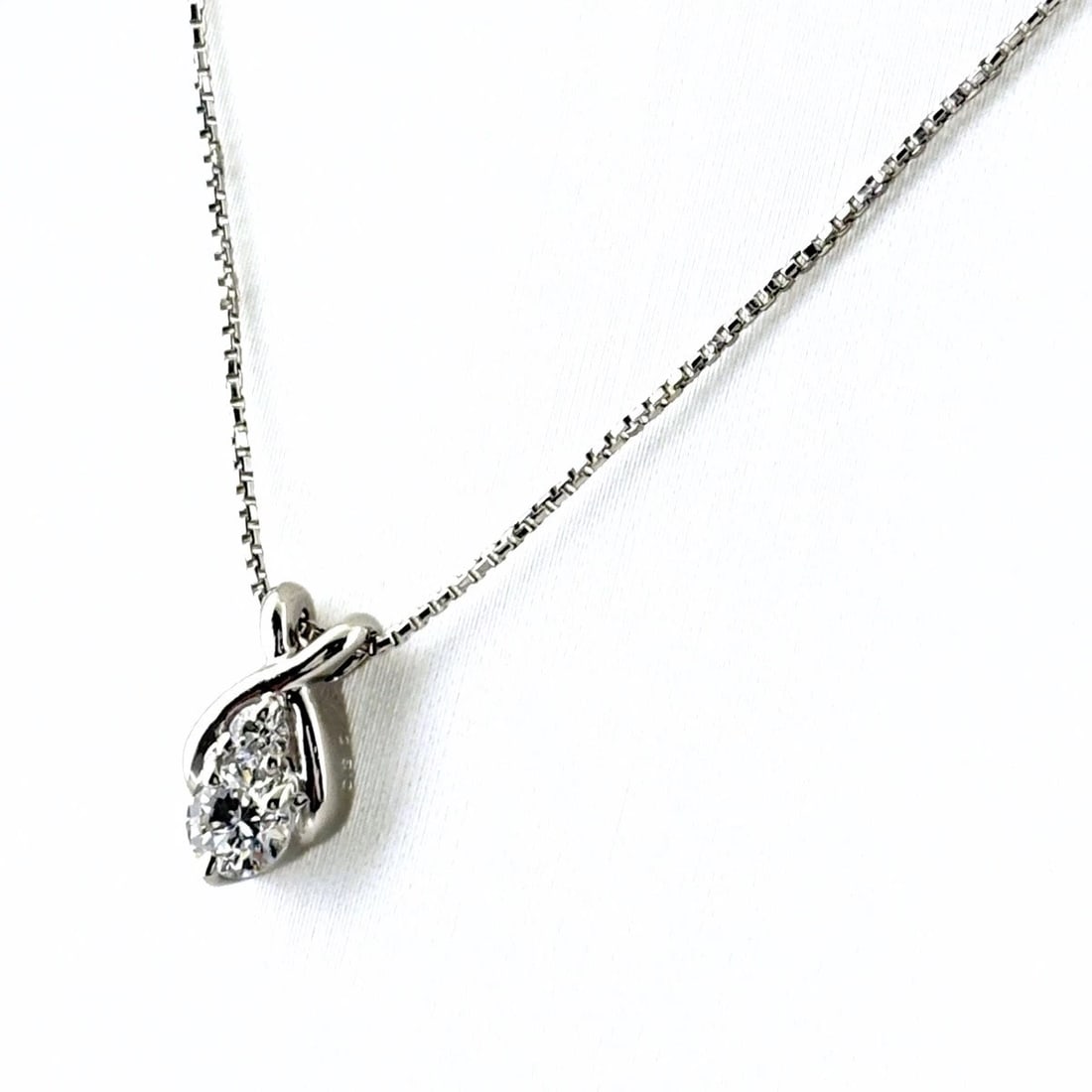 MELEE DIAMOND DESIGN NECKLACE: melee diamond design necklace Brand: Unbranded Type/Style: Necklace Material: Pt900, Color: PT Size: Chain / code 40.5cm(15.9") Total length of the pendant head including a bail 11.1?6.3mm(0.4") A