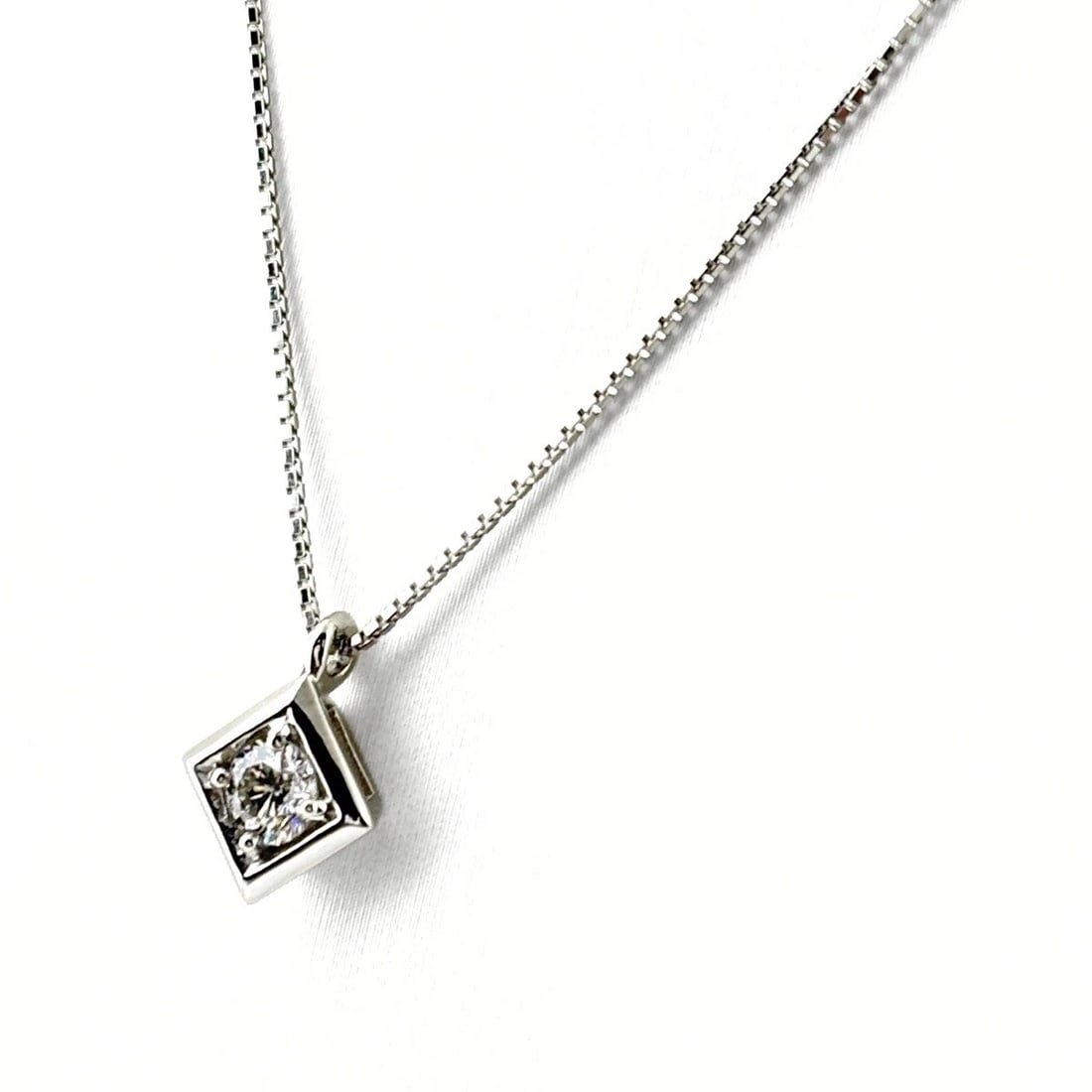 DIAMOND DESIGN NECKLACE PLATINUM PENDANT: Diamond design necklace Platinum Pendant Brand: Unbranded Type/Style: Necklace Material: Pt900, Color: PT Size: Chain / code 45cm(17.7") Pendant size 12.0?8.9mm(0.5") Accessories: None Acc