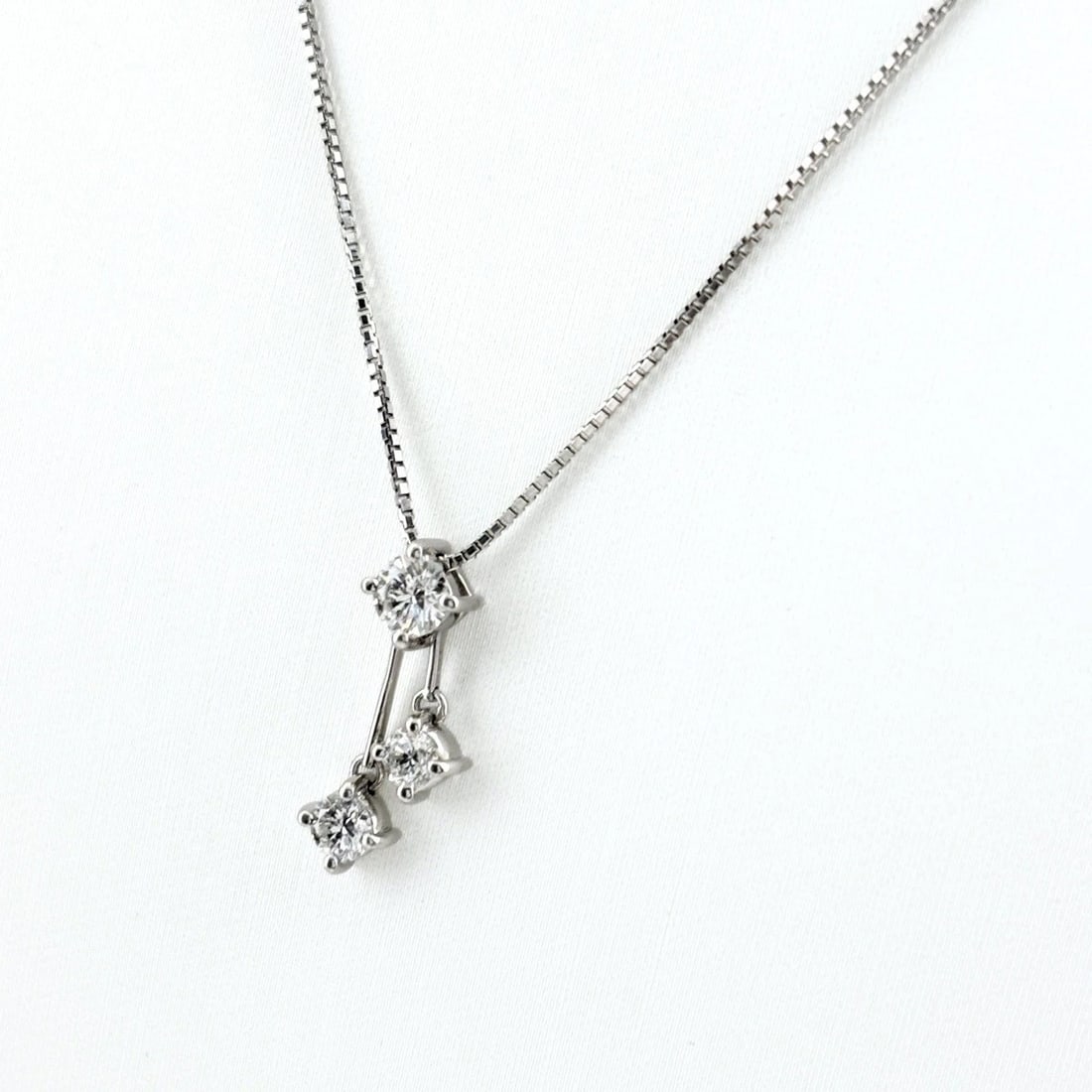 MELEE DIAMOND DESIGN NECKLACE PLATINUM PENDANT: melee diamond design necklace Platinum Pendant Brand: Unbranded Type/Style: Necklace Material: Pt900, Color: PT Size: Chain / code 45cm(17.7") Pendant size 17.7?6.5mm(0.7") Accessories: None <