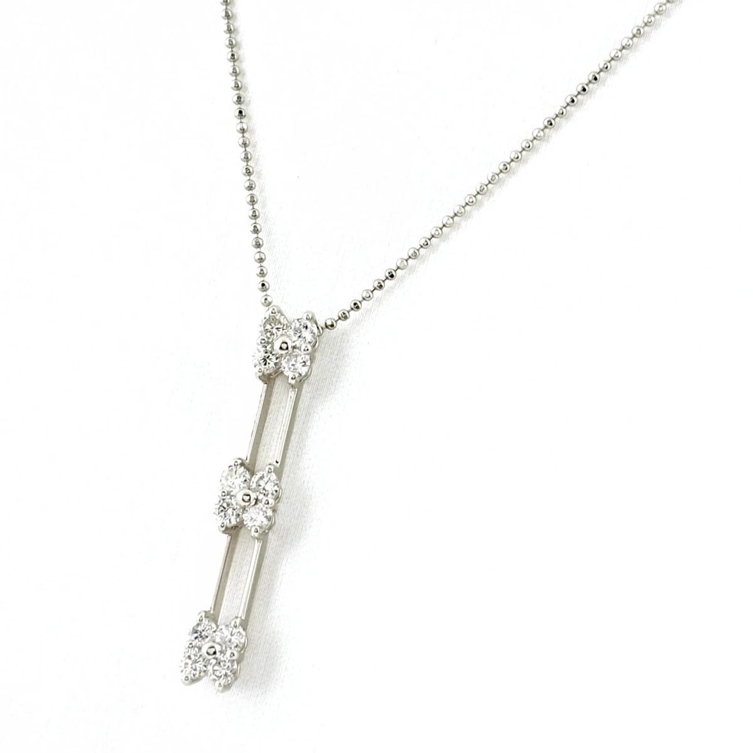 MELEE DIAMOND DESIGN NECKLACE PLATINUM PENDANT: melee diamond design necklace Platinum Pendant Brand: Unbranded Type/Style: Necklace Material: Pt900, Color: PT Size: Chain / code 40.5cm(15.9") Pendant size 32.0?5.0mm(1.3") Accessories: None