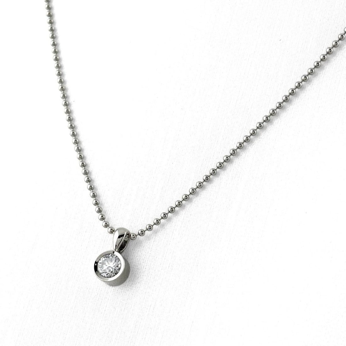 MELEE DIAMOND DESIGN PLATINUM PENDANT NECKLACE: melee diamond design Platinum Pendant Necklace Brand: Unbranded Type/Style: Necklace Material: Pt850, Color: PT Size: Chain / code 41cm(16.1") Total length of the pendant head including a bail 8.2?4.4