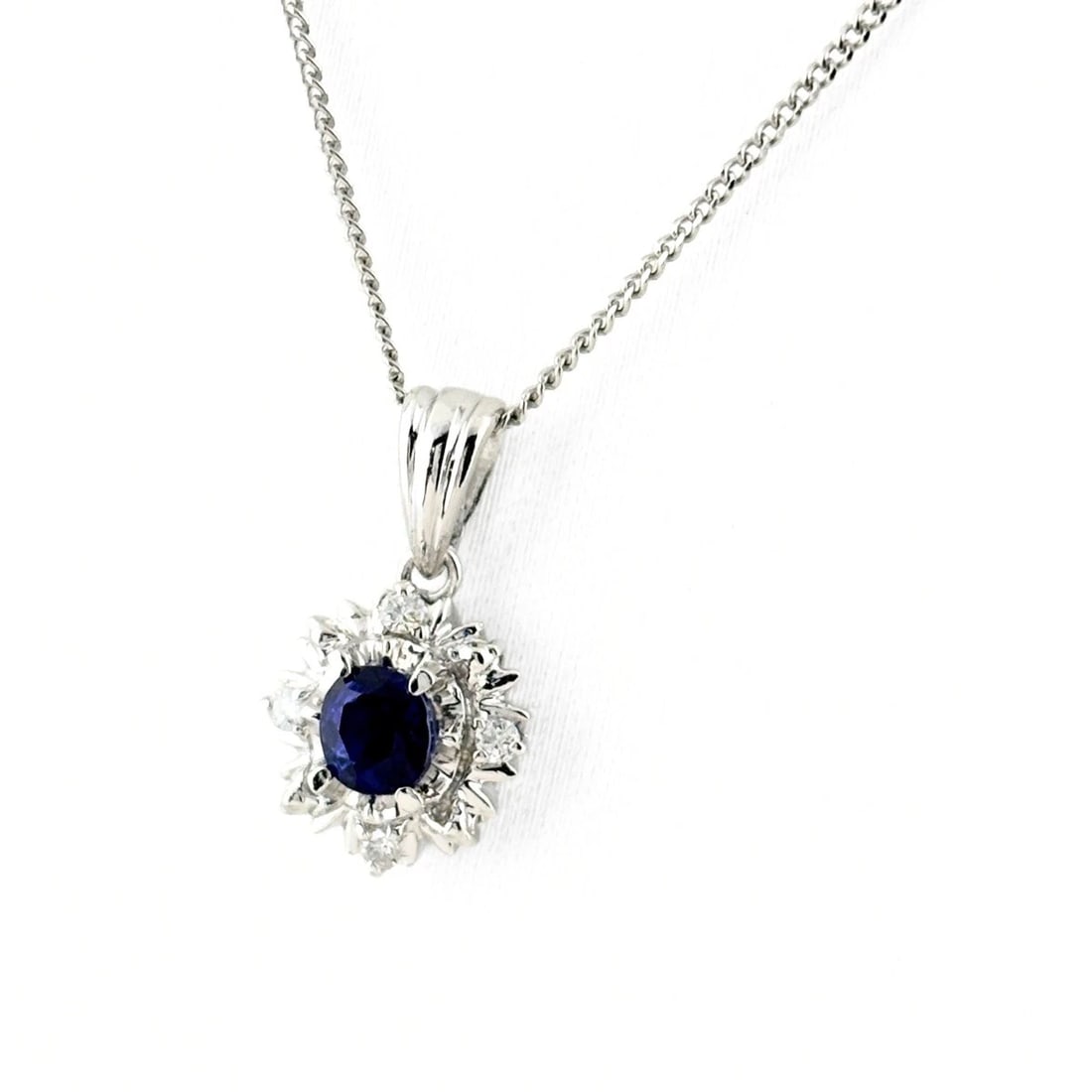 SAPPHIRE DESIGN PLATINUM PENDANT NECKLACE: Sapphire design Platinum Pendant Necklace Brand: Unbranded Type/Style: Necklace Material: Pt900, Main Stone sapphire Color: PT Size: Chain / code 40.5cm(15.9") Total length of the pendant head includi