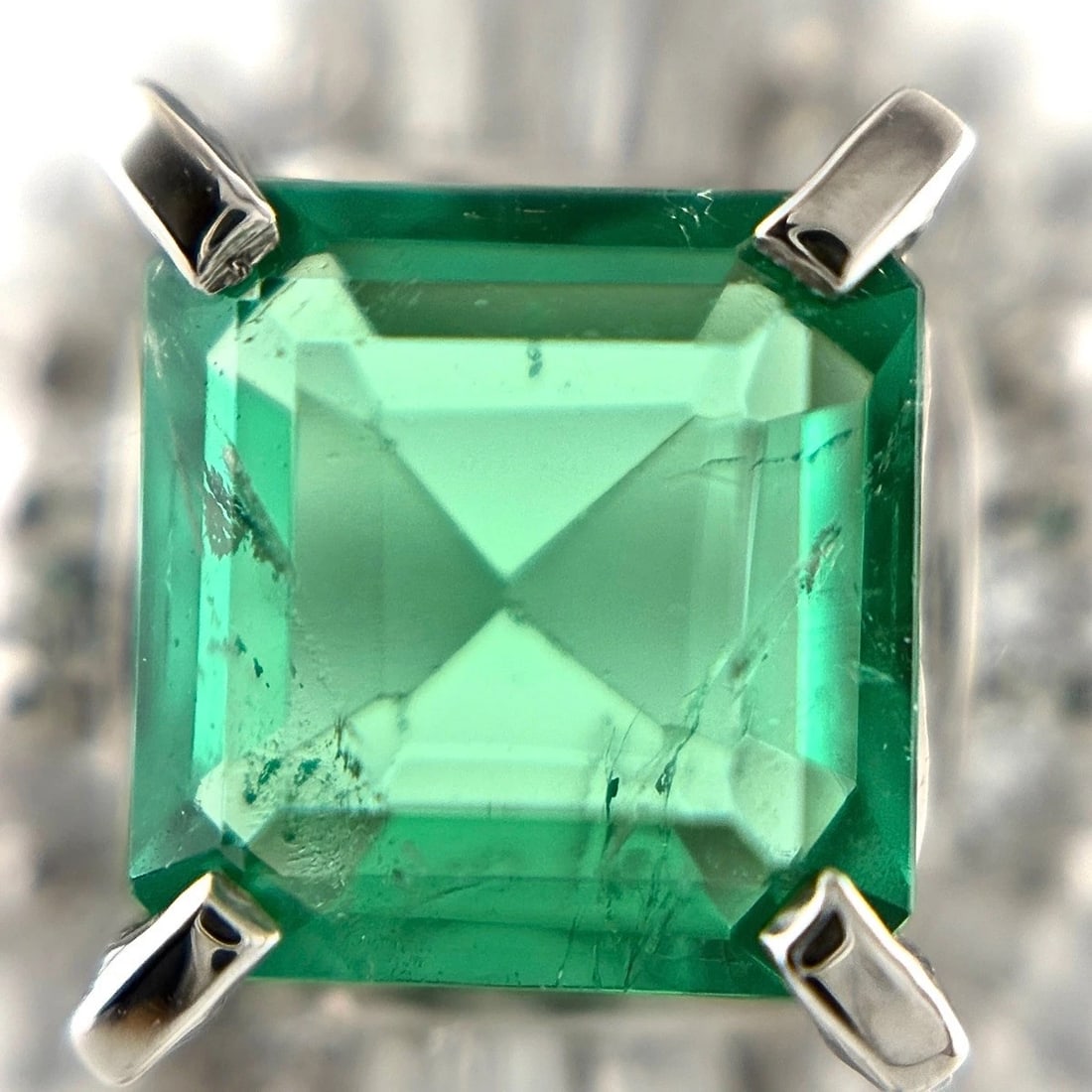 EMERALD DESIGN PLATINUM RING - 2