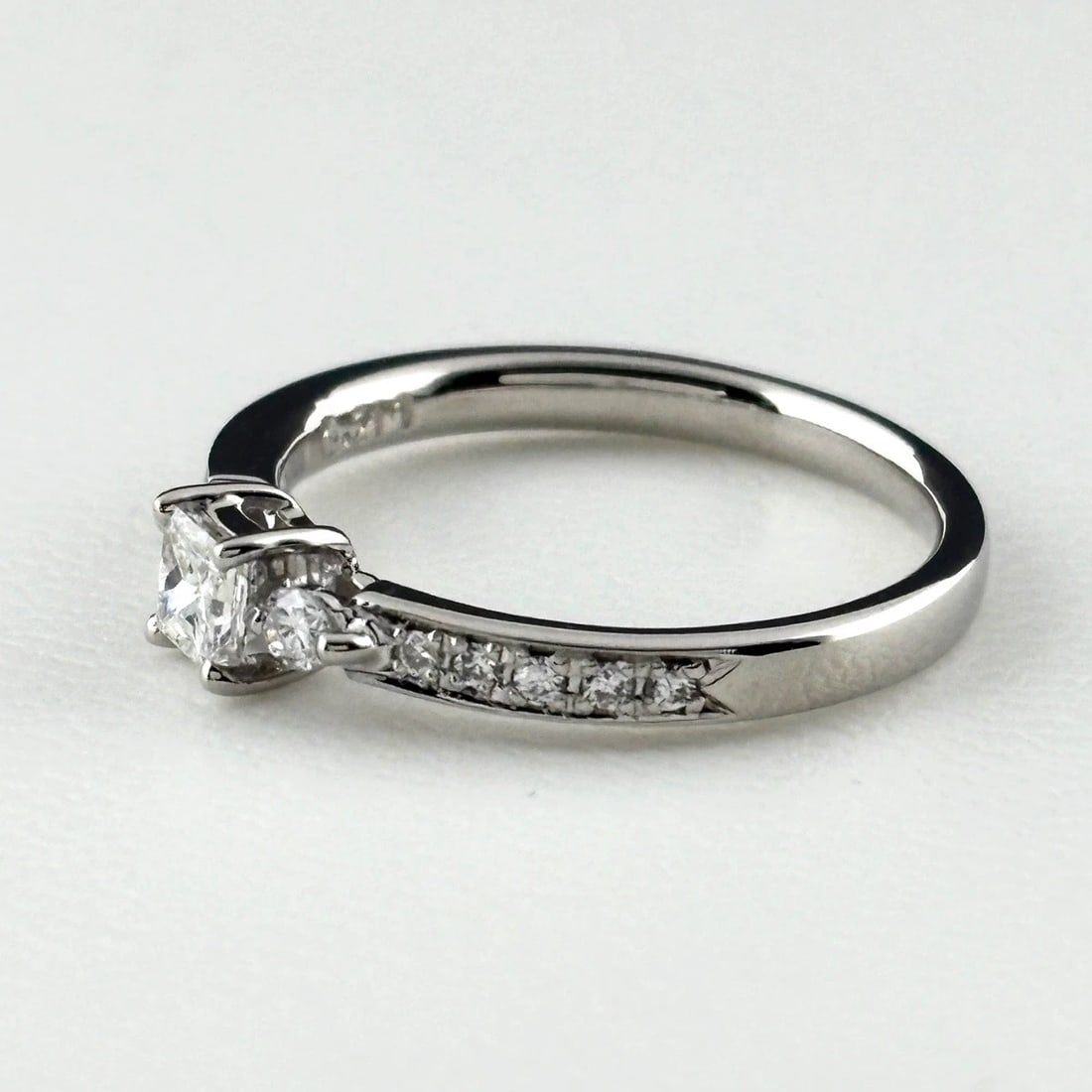 DIAMOND DESIGN PLATINUM RING: diamond design Platinum ring Brand: Unbranded Type/Style: Ring Material: Pt900, Color: PT Size: US 5.5 to 6 Accessories: None Accessories Notice: When purchasing pre-owned goods, please re