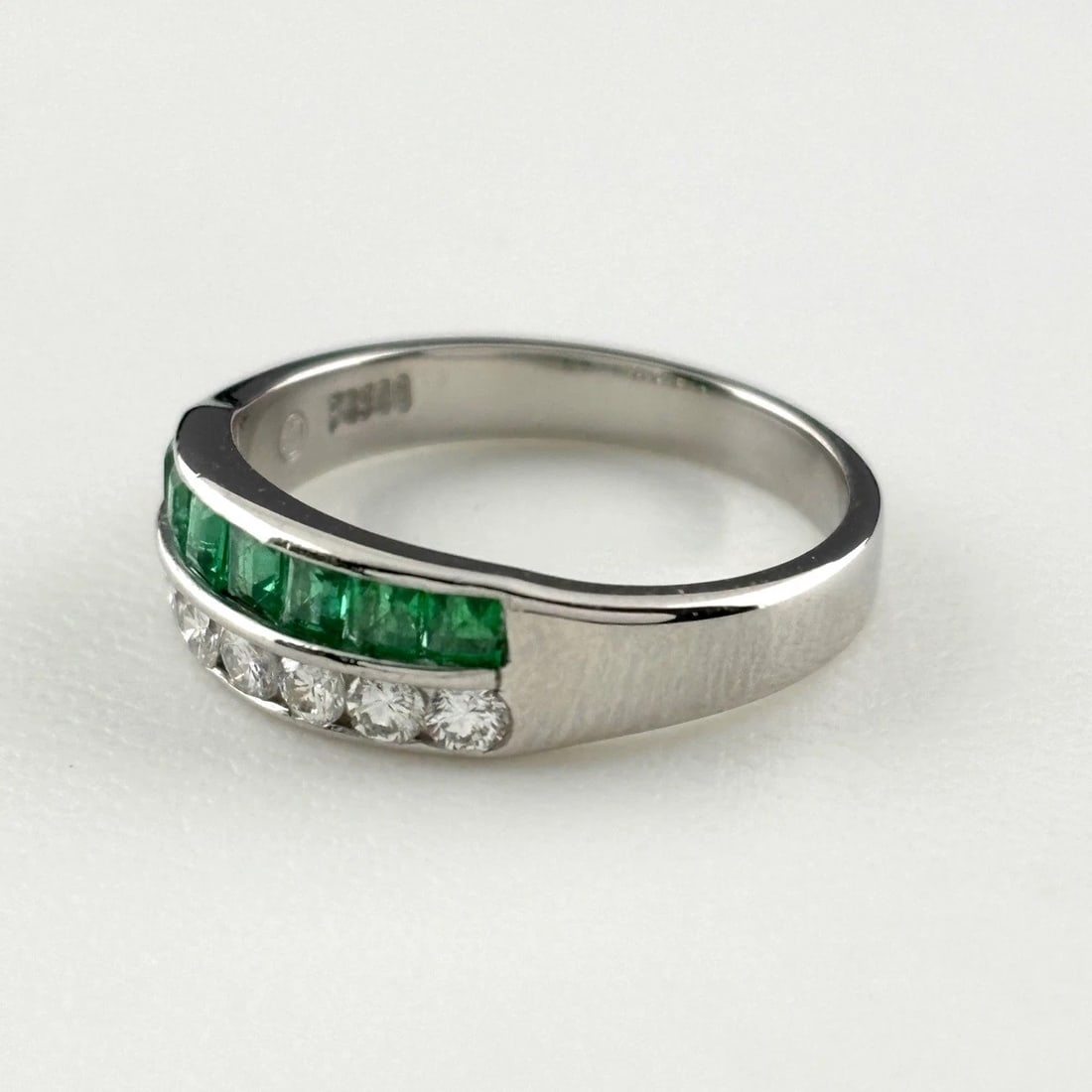 EMERALD DESIGN PLATINUM RING: emerald design Platinum ring Brand: Unbranded Type/Style: Ring Material: Pt900, Main Stone Emerald Color: PT Size: US 6.5 to 7 Accessories: None Accessories Notice: When purchasing pre-owned goods,