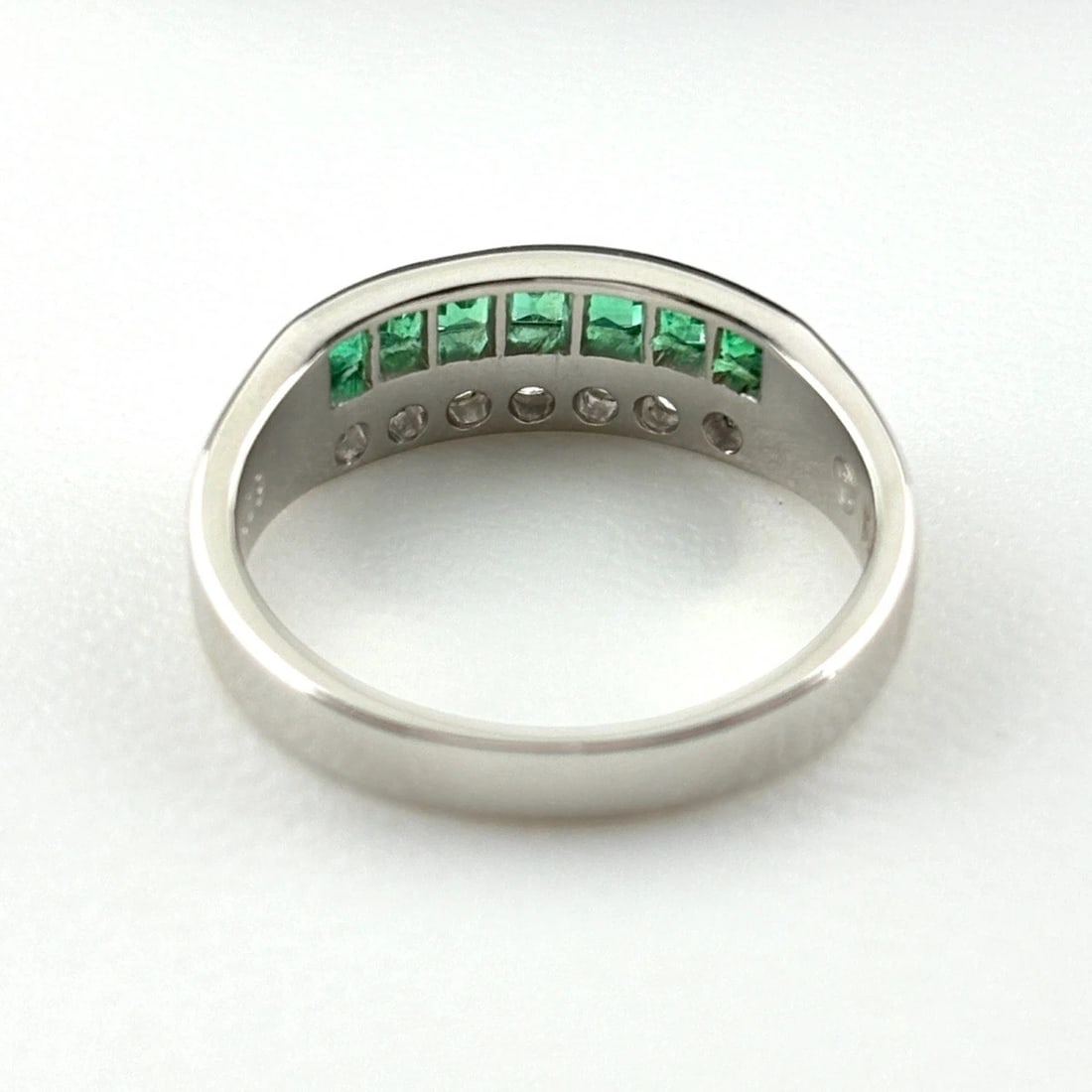 EMERALD DESIGN PLATINUM RING - 2