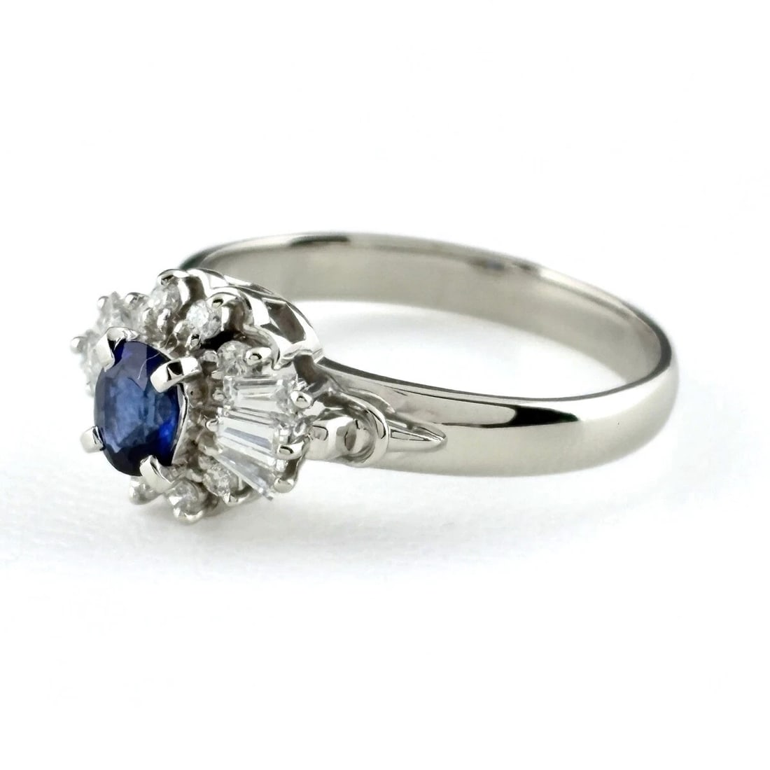 SAPPHIRE DESIGN PLATINUM RING: sapphire design Platinum ring Brand: Unbranded Type/Style: Ring Material: Pt900, Main Stone sapphire Color: PT Size: US 6 Accessories: None Accessories Notice: When purchasing pre-owned goods, please