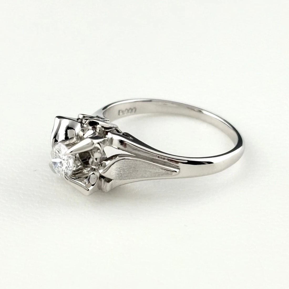 DIAMOND DESIGN PLATINUM RING: diamond design Platinum ring Brand: Unbranded Type/Style: Ring Material: Pt900, Color: PT Size: US 5 Accessories: None Accessories Notice: When purchasing pre-owned goods, please refer to the photos