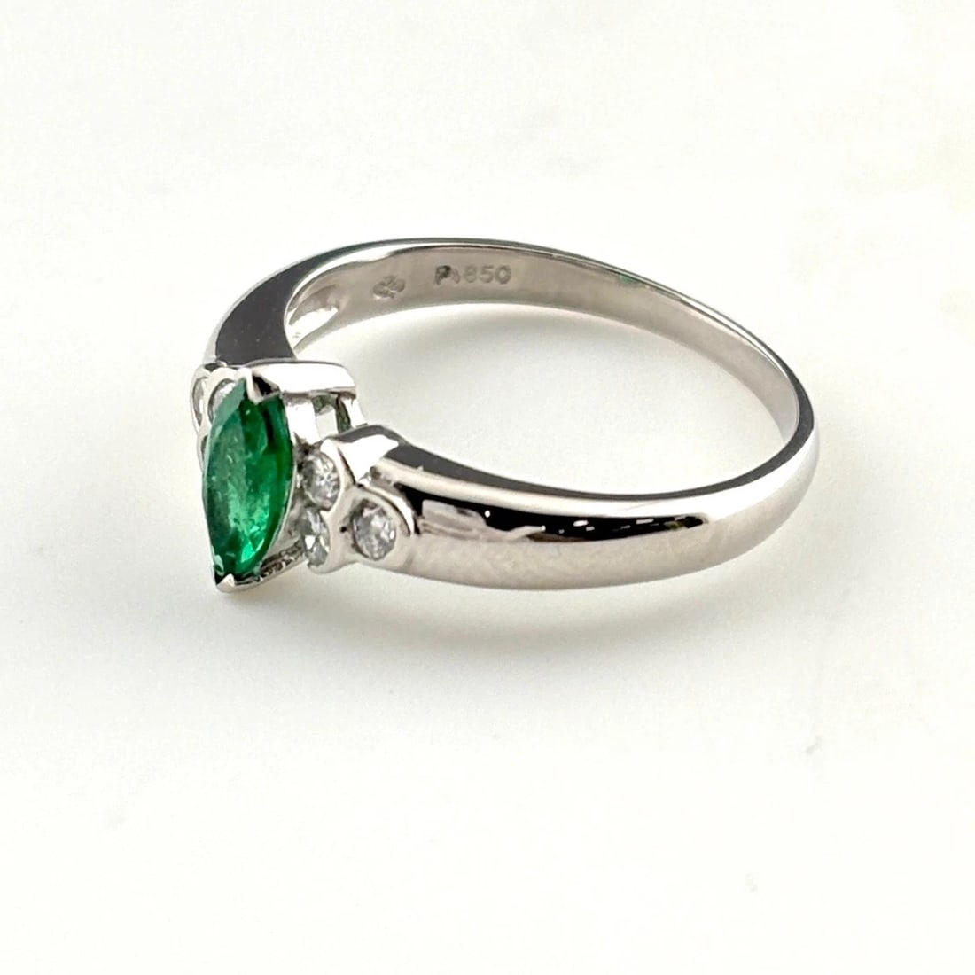 EMERALD DESIGN PLATINUM RING: emerald design Platinum ring Brand: Unbranded Type/Style: Ring Material: Pt850, Main Stone Emerald Color: PT Size: US 6.5 to 7 Accessories: None Accessories Notice: When purchasing pre-owned goods,