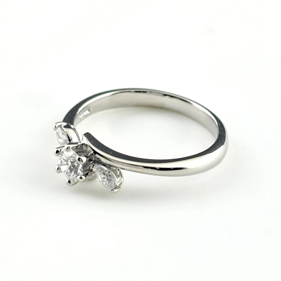 DIAMOND DESIGN RING PLATINUM: diamond design ring Platinum Brand: Unbranded Type/Style: Ring Material: Pt900, Color: PT Size: US 6.5 to 7 Accessories: None Accessories Notice: When purchasing pre-owned goods, please refer to the
