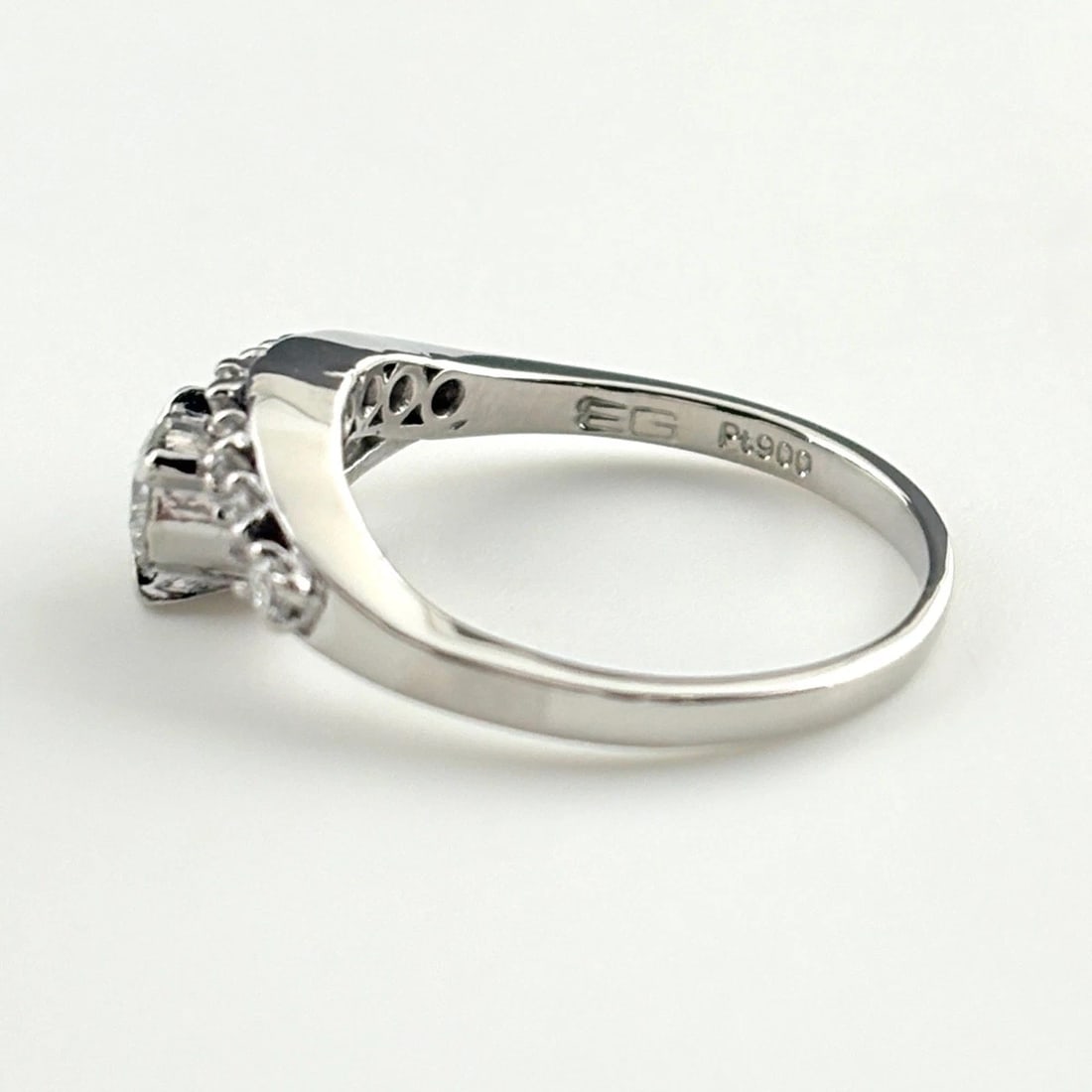 DIAMOND DESIGN PLATINUM RING: diamond design Platinum ring Brand: Unbranded Type/Style: Ring Material: Pt900, Color: PT Size: US 4.5 to 5 Accessories: None Accessories Notice: When purchasing pre-owned goods, please refer to the