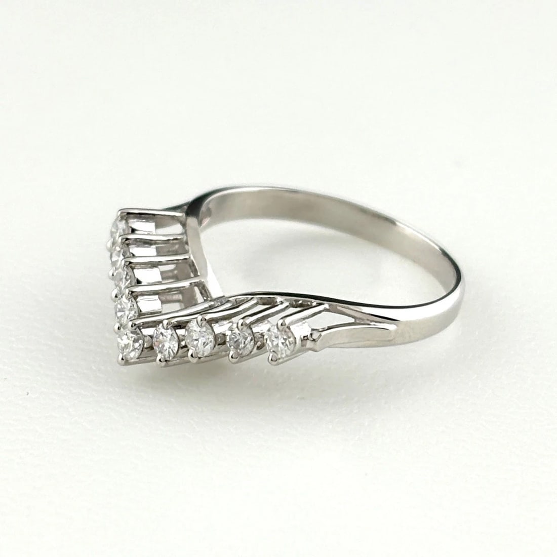 MELEE DIAMOND DESIGN RING PLATINUM: melee diamond design ring Platinum Brand: Unbranded Type/Style: Ring Material: Pt850, Color: PT Size: US 4.5 to 5 Accessories: None Accessories Notice: When purchasing pre-owned goods, please refer