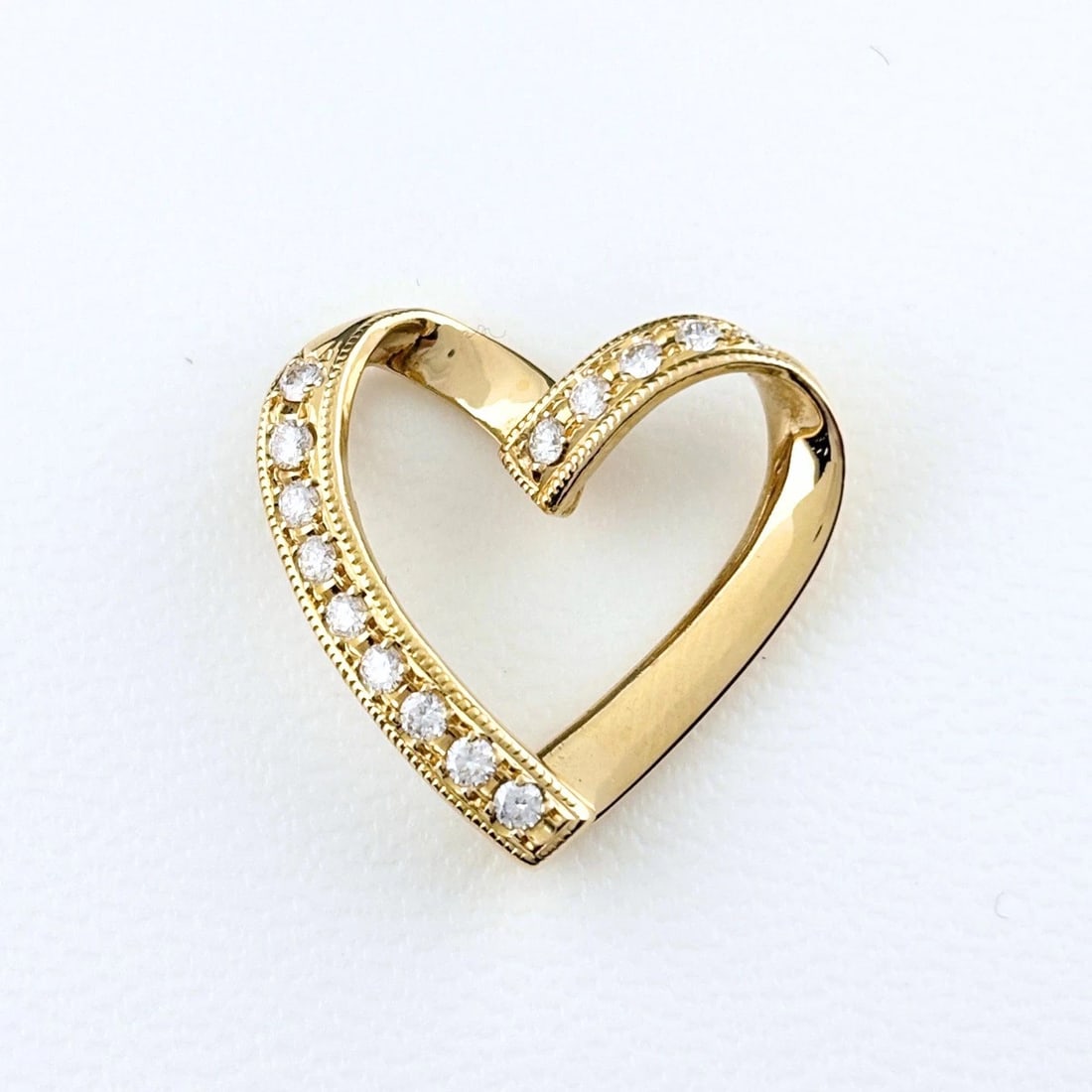 POLA HEART MOTIF PENDANT HEAD YELLOWGOLD DIAMOND: POLA Heart motif Pendant Head YellowGold diamond Brand: POLA Type/Style: Pendant Head Material: 750 YG, Color: Gold Size: Pendant size 19.6×20.0mm(0.8") Accessories: None Accessories Notic