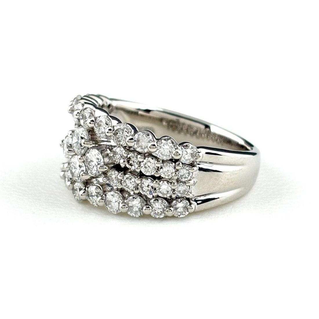 MELEE DIAMOND DESIGN PLATINUM RING PT900 (1 of 2)