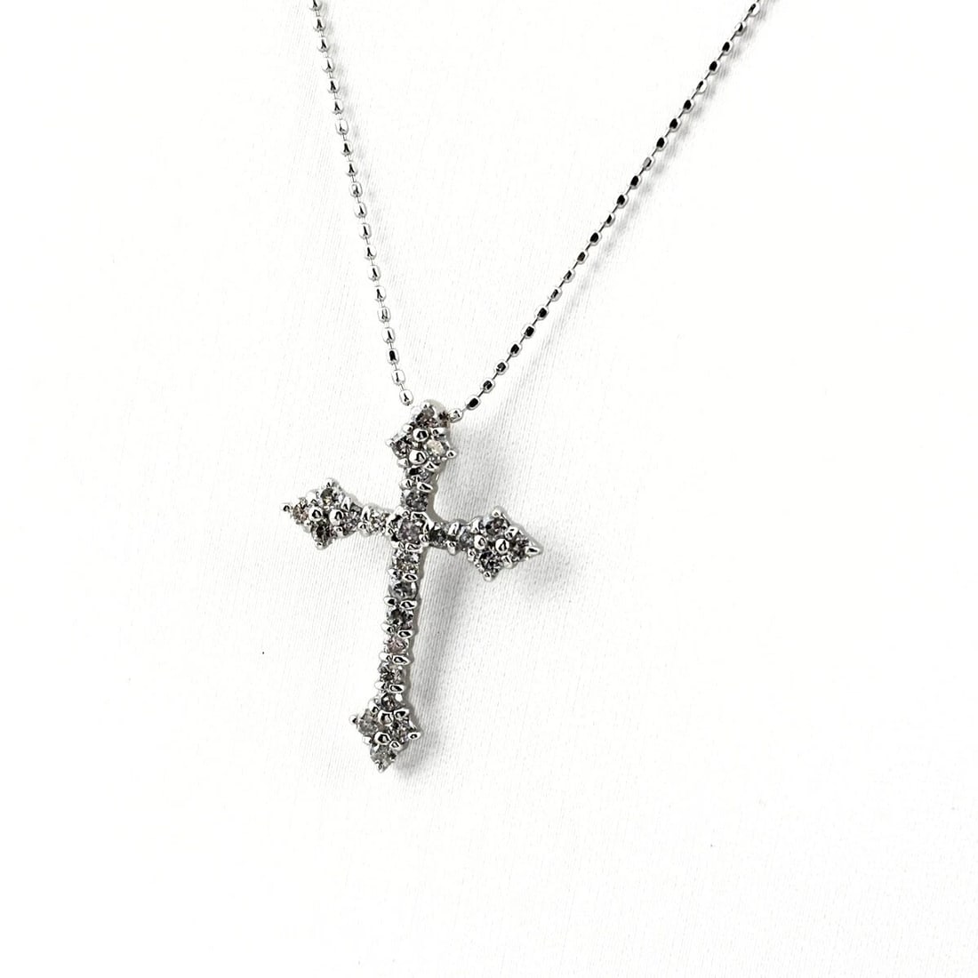 CROSS MOTIF DESIGN NECKLACE WHITEGOLD PENDANT (1 of 5)
