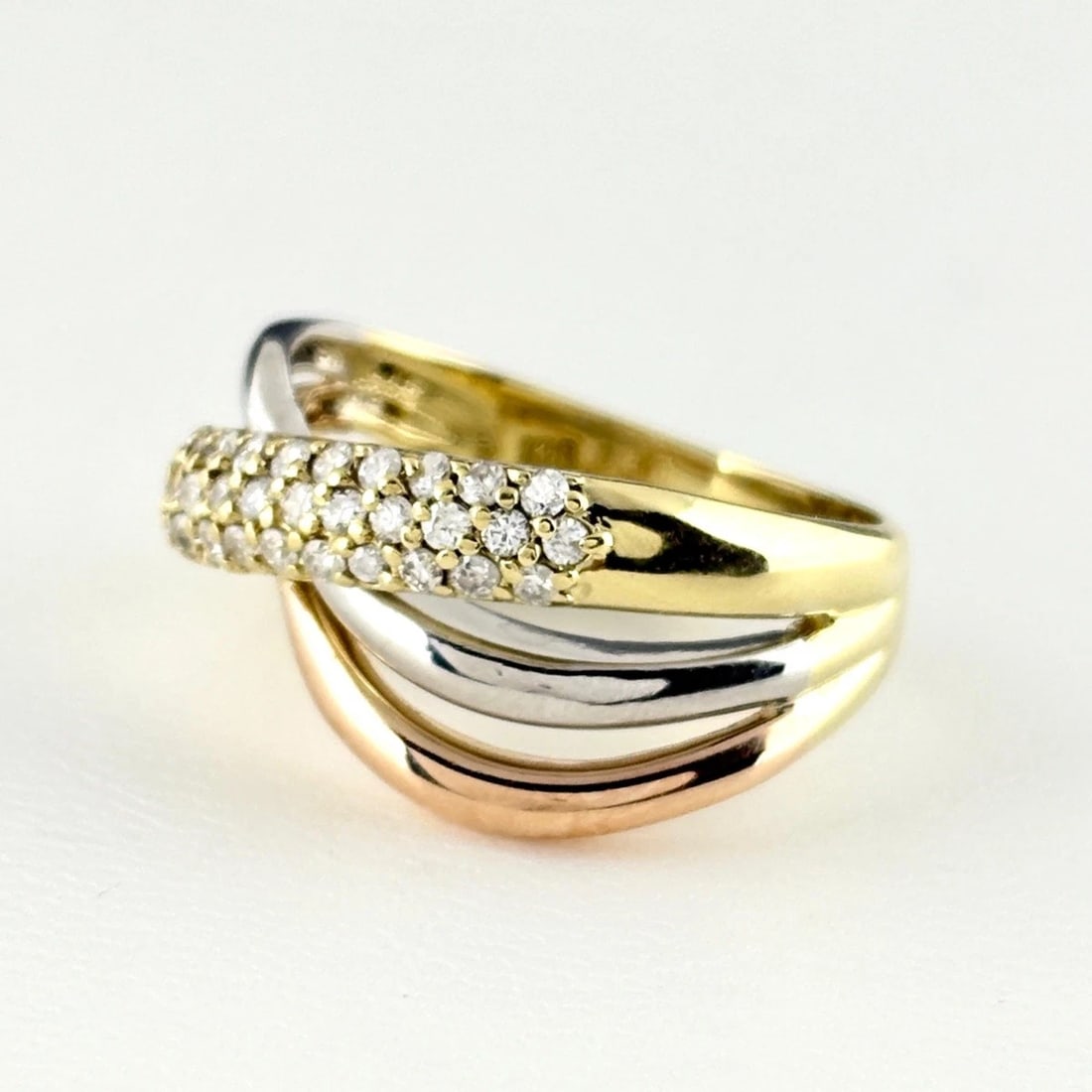MELEE DIAMOND DESIGN YELLOWGOLD PLATINUM RING: melee diamond design YellowGold Platinum Ring Brand: Unbranded Type/Style: Ring Material: Pt900, Color: None Size: US 6 Accessories: None Accessories Notice: When purchasing pre-owned good