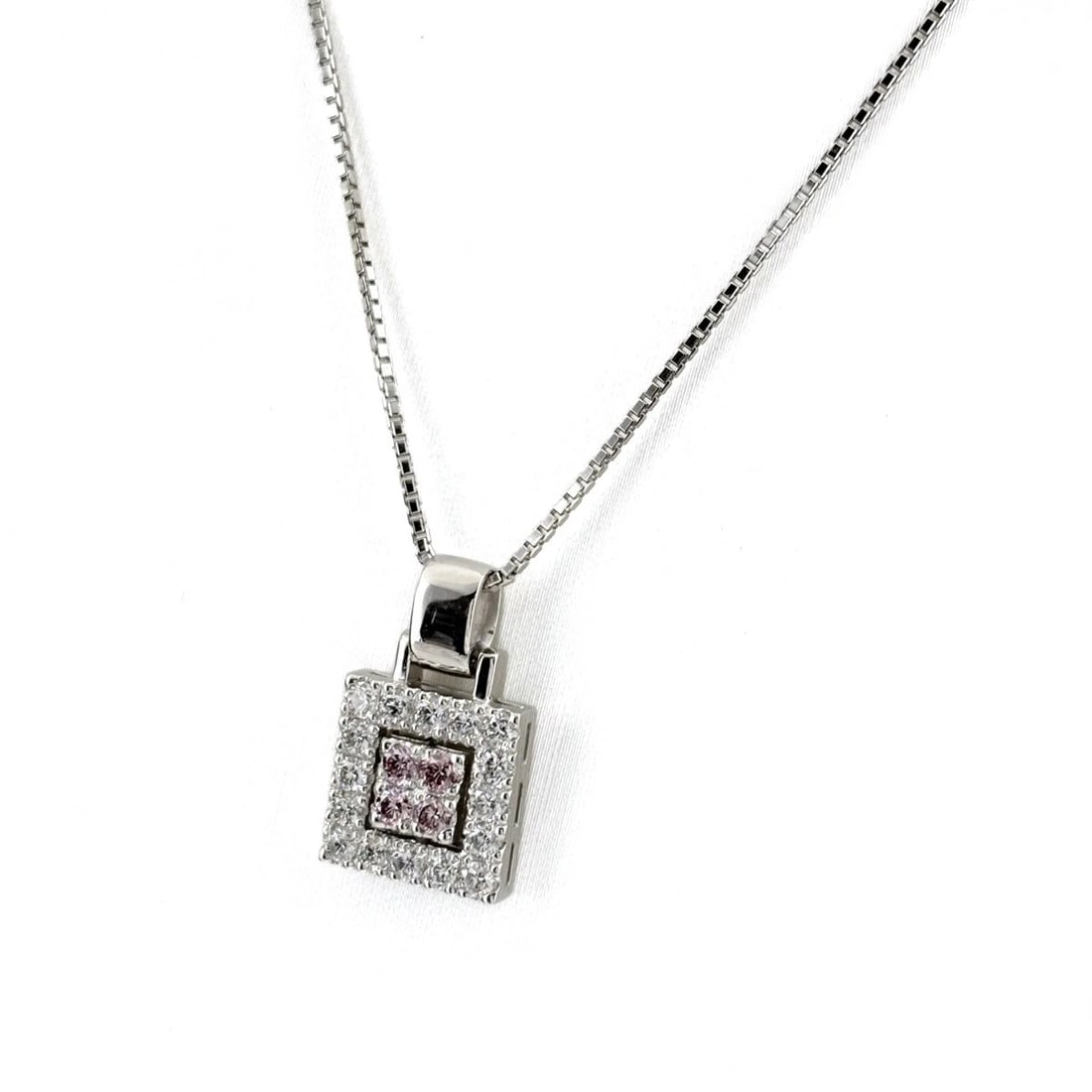 FLOWER MOTIF DESIGN NECKLACE PLATINUM PENDANT DIAMOND: Flower motif design Necklace Platinum Pendant diamond Brand: Unbranded Type/Style: Necklace Material: Pt900, Color: Silver Size: Chain / code 45cm(17.7") Chain width 1.0mm(0.0") Total length of the pe