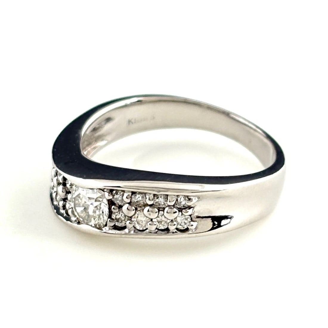 DIAMOND DESIGN WHITEGOLD DIAMOND RING 18K: diamond design WhiteGold diamond Ring 18K Brand: Unbranded Type/Style: Ring Material: 18K WG, Color: White Size: US 6.5 Accessories: None Accessories Notice: When purchasing pre-owned good