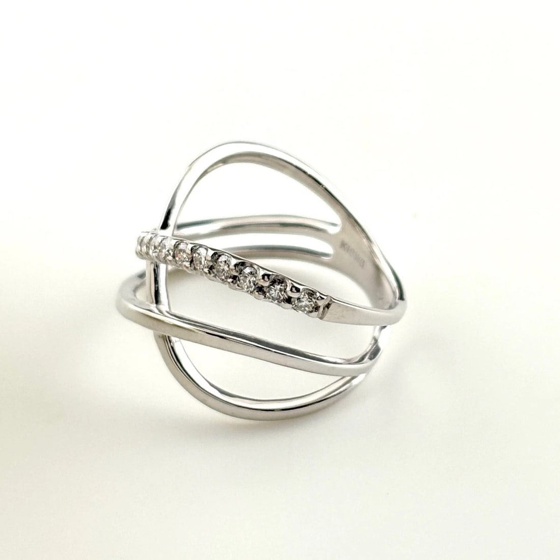 MELEE DIAMOND DESIGNWHITEGOLD RING 18K: melee diamond designWhiteGold Ring 18K Brand: Unbranded Type/Style: Ring Material: 18K WG, Color: White Size: US 6.5 Accessories: None Accessories Notice: When purchasing pre-owned goods,
