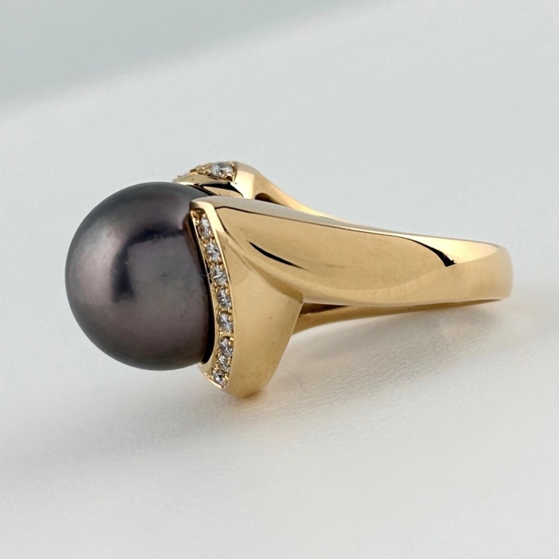 PEARL DESIGN YELLOWGOLD DIAMOND PEARL RING 18K: pearl design YellowGold diamond pearl Ring 18K Brand: Unbranded Type/Style: Ring Material: 18K YG, Color: Gold Size: US 3.5 to 4 Accessories: None Accessories Notice: When purchasing pre-o