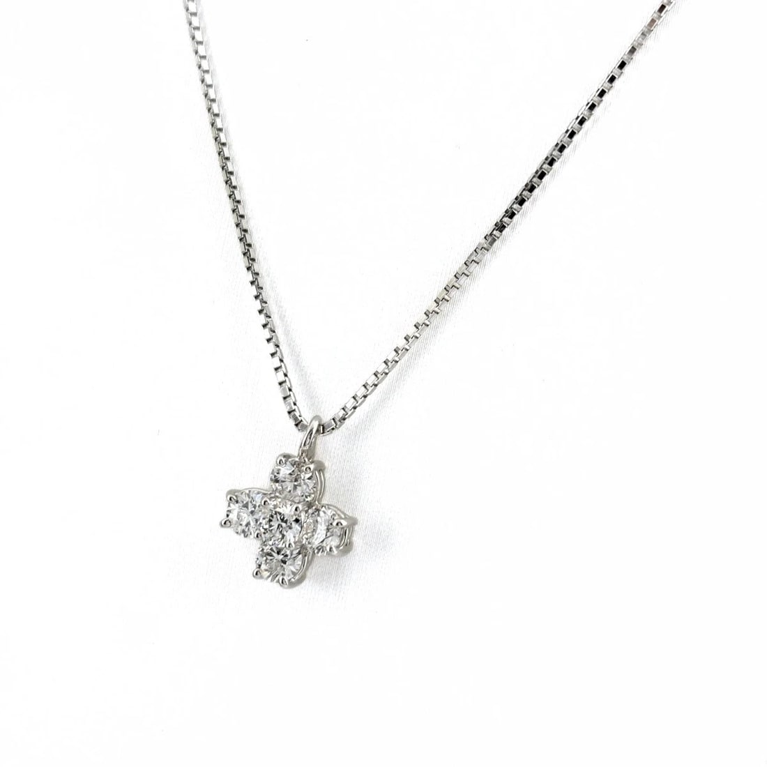 FLOWER MOTIF DESIGN NECKLACE PLATINUM PENDANT: Flower motif design Necklace Platinum Pendant Brand: Unbranded Type/Style: Necklace Material: Pt900, Main Stone Natural Color: Silver Size: Chain / code 45.5cm(17.9") Chain width 0.9mm(0.0") Pendant s