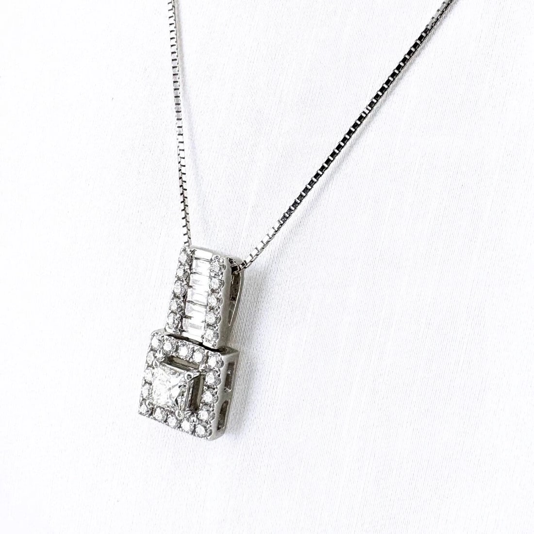 MELEE DIAMOND DESIGN WHITEGOLD PENDANT NECKLACE 18K: melee diamond design WhiteGold Pendant Necklace 18K Brand: Unbranded Type/Style: Necklace Material: 18K WG, Color: White Size: Chain / code 46cm(18.1") Chain width 0.6mm(0.0") Pendant size 16.5×8.2mm