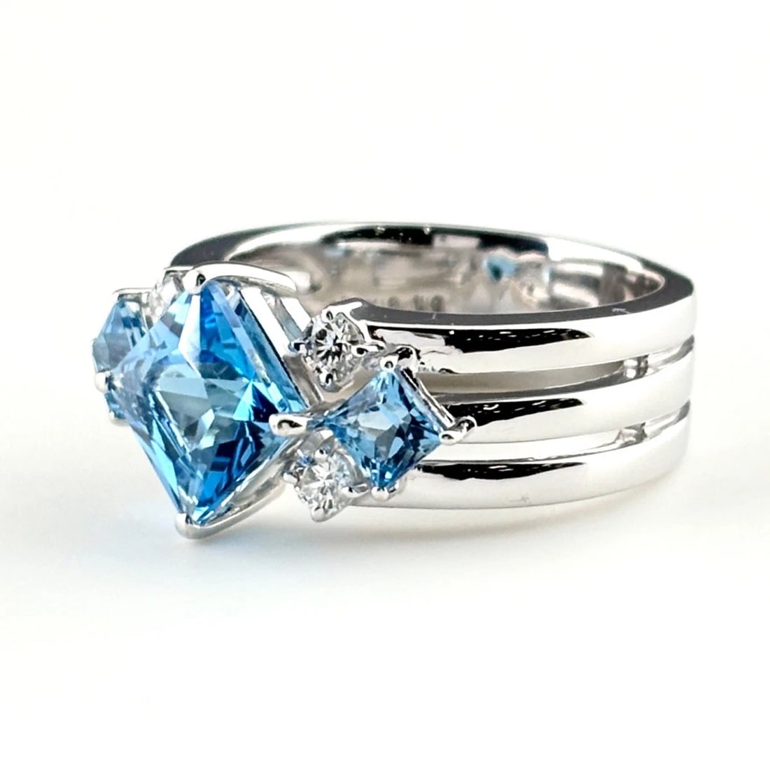 TASAKI BLUE TOPAZ RING WHITEGOLD DIAMOND: TASAKI Blue Topaz Ring WhiteGold diamond Brand: TASAKI Type/Style: Ring Material: 18K WG, Color: White Size: US 6.5 to 7 Accessories: None Accessories Notice: When purchasing pre-owned goo