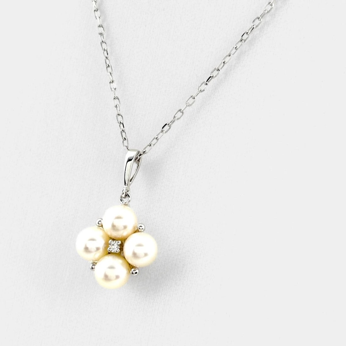 MIKIMOTO PEARL DESIGN DIAMOND PENDANT PEARL NECKLACE: MIKIMOTO Pearl design diamond Pendant Pearl Necklace Brand: MIKIMOTO Type/Style: Necklace Material: 18K, Color: White Size: Chain / code 39cm(15.4") Chain width 0.8mm(0.0") Total length of the pendant
