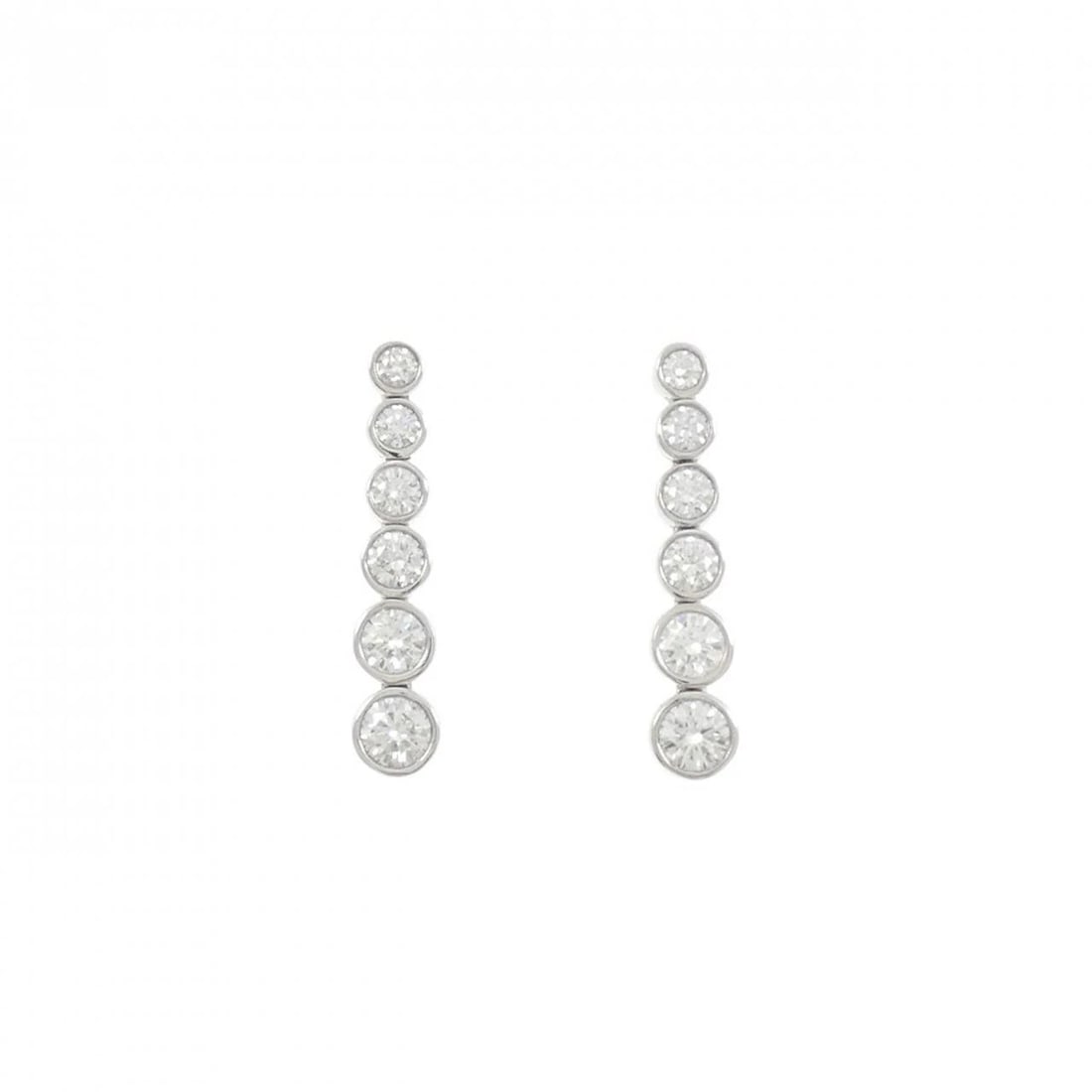 TIFFANY&CO. JAZZ GRADUATED PIERCE: TIFFANY&Co. Jazz Graduated Pierce Brand: TIFFANY&Co. Type/Style: TIFFANY&Co. Pierce/Earring Material: Platinum950, Main Stone Natural Color: Platinum Size: Actual Size Approximate dimensions (height