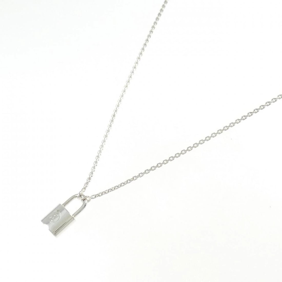 LOUIS VUITTON LOCKIT NECKLACE: Louis Vuitton Lockit Necklace Brand: LOUIS VUITTON Type/Style: Louis Vuitton Necklace Material: 925Silver, Color: Silver Size: lenght 50cm Actual Size Pendant Length approx. x width approx.: