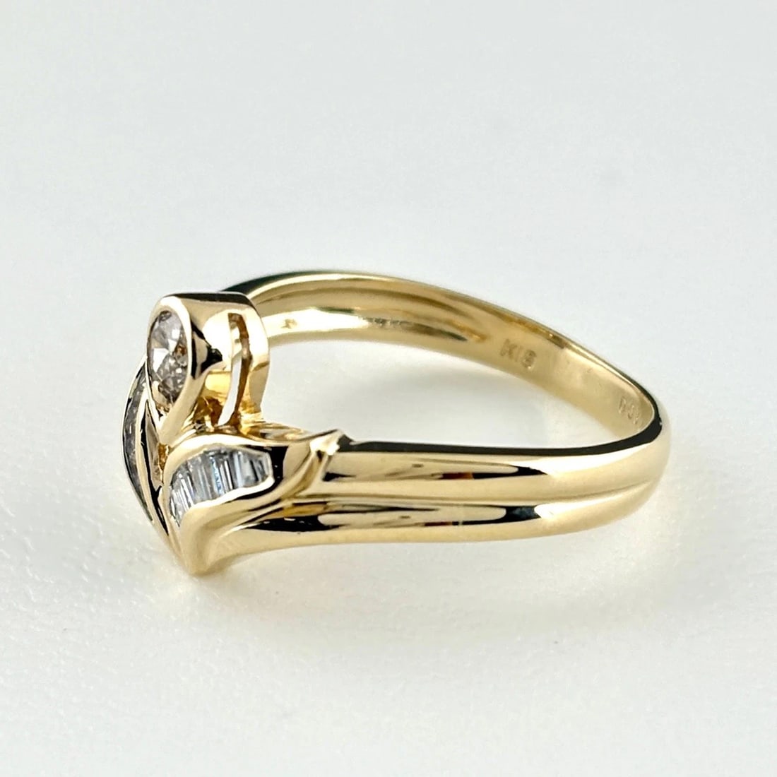 MELEE DIAMOND DESIGN RING YG YELLOWGOLD: melee diamond design ring YG YellowGold Brand: Unbranded Type/Style: Ring Material: 18K YellowGold, Color: YellowGold Size: US 6.5 to 7 Accessories: None Accessories Notice: When purchasin