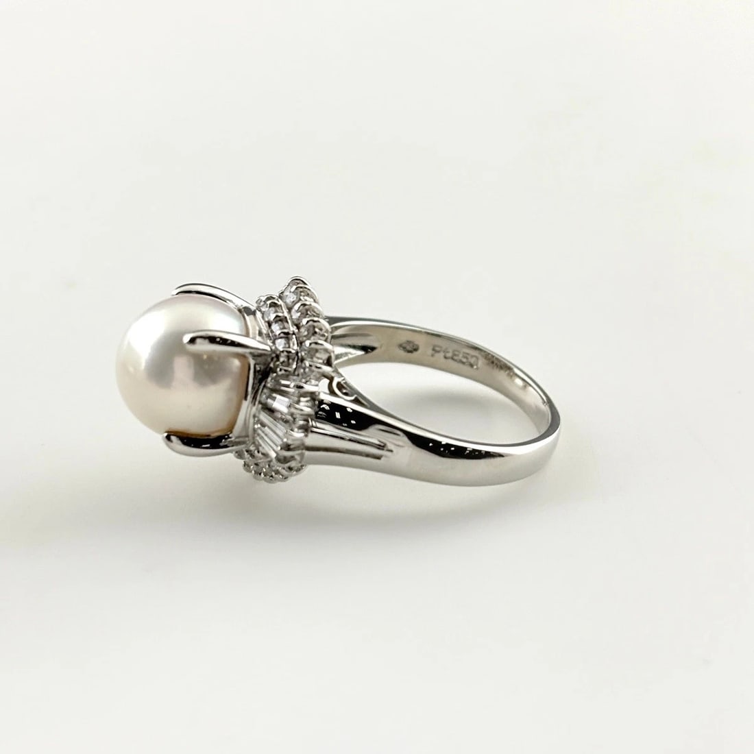 PEARL DESIGN RING PLATINUM RING MELEE DIAMOND: pearl design ring Platinum ring melee diamond Brand: Unbranded Type/Style: Ring Material: Pt850, Main Stone Pearl Color: PT Size: US 6.5 Accessories: None Accessories Notice: When purchasing