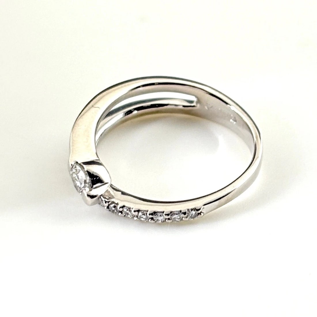MELEE DIAMOND DESIGN RING WG WHITEGOLD: melee diamond design ring WG WhiteGold Brand: Unbranded Type/Style: Ring Material: 18K WG, Color: WG Size: US 3 Accessories: None Accessories Notice: When purchasing pre-owned goods, please refer to