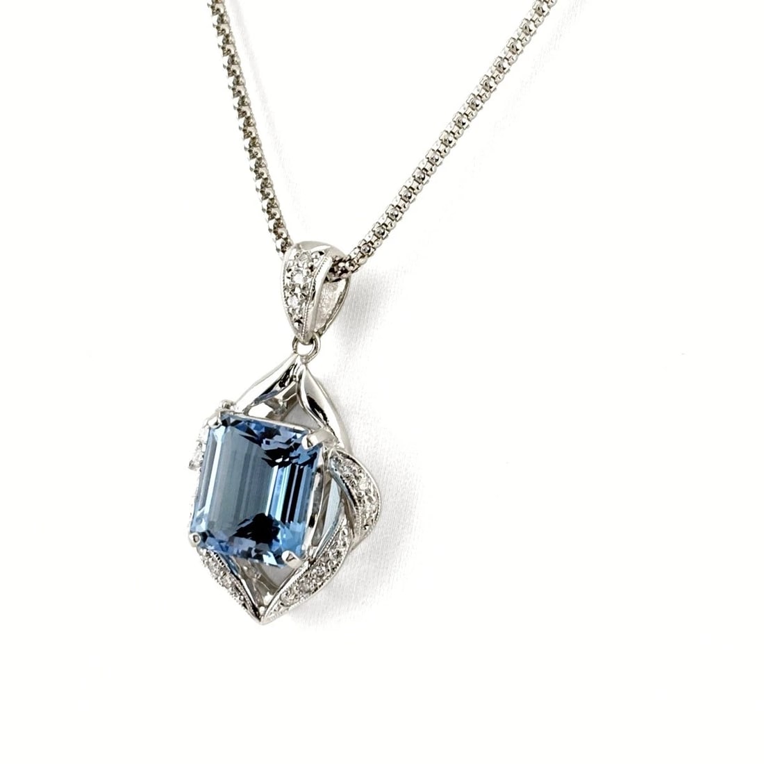 AQUAMARINE DESIGN NECKLACE WG WHITEGOLD: Aquamarine Design Necklace WG WhiteGold Brand: Unbranded Type/Style: Necklace Material: 18K WG, Main Stone Aquamarine Color: WG Size: Chain / code 40cm(15.7") Total length of the pendant head