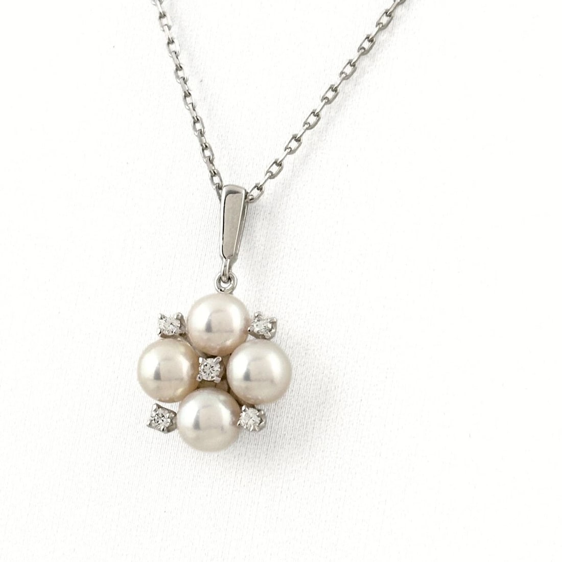 MIKIMOTO PEARL DESIGN NECKLACE PENDANT PEARL NECKLACE: MIKIMOTO Pearl design necklace Pendant Pearl Necklace Brand: MIKIMOTO Type/Style: Necklace Material: 18K, Color: White Size: Chain / code 40cm(15.7") Chain width 0.7mm(0.0") Total length of the pendan