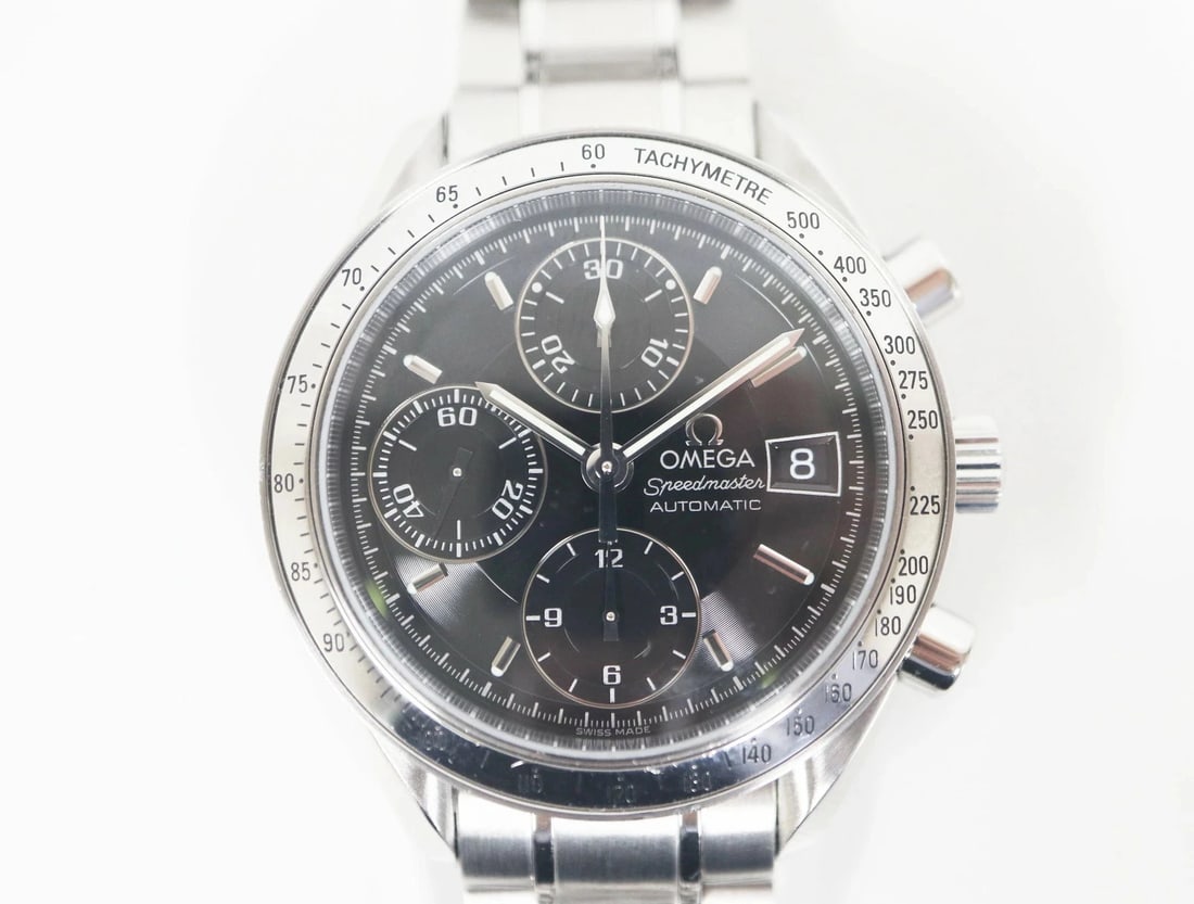 OMEGA SPEEDMASTER BLACK DIAL STAINLESS STEEL AUTOMATIC WATCH: Omega Speedmaster Black Dial Stainless Steel Automatic Watch Brand: OMEGA Type/Style: Wristwatch Material: Stainless Steel Color: Black dial Size: Case size: 39mm Wrist size: Approx. 19cm Accessor