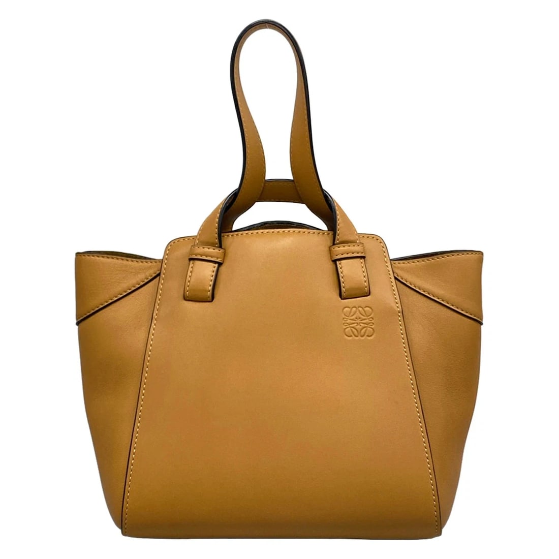 LOEWE HAMMOCK WARM DESSERT NAPPA CALF HANDBAG: LOEWE Hammock Warm Dessert Nappa Calf Handbag Brand: LOEWE Type/Style: Handbag Material: Exterior Material Nappa Calf Color: Exterior Color Warm Dessert (Light Brown) Size: Height : 7.87 inch (20 cm) 