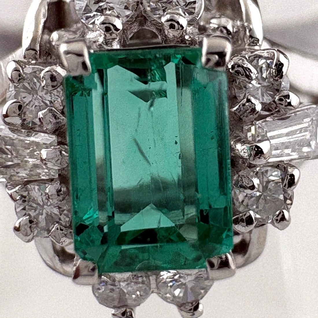 EMERALD DESIGN RING PLATINUM - 2