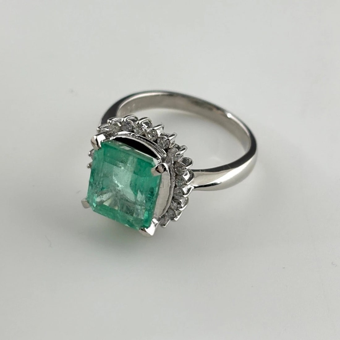 EMERALD DESIGN RING PLATINUM: emerald design ring Platinum Brand: Unbranded Type/Style: Ring Material: Pt900, Main Stone Emerald Color: PT Size: US 6.5 Accessories: None Accessories Notice: When purchasing pre-owned go