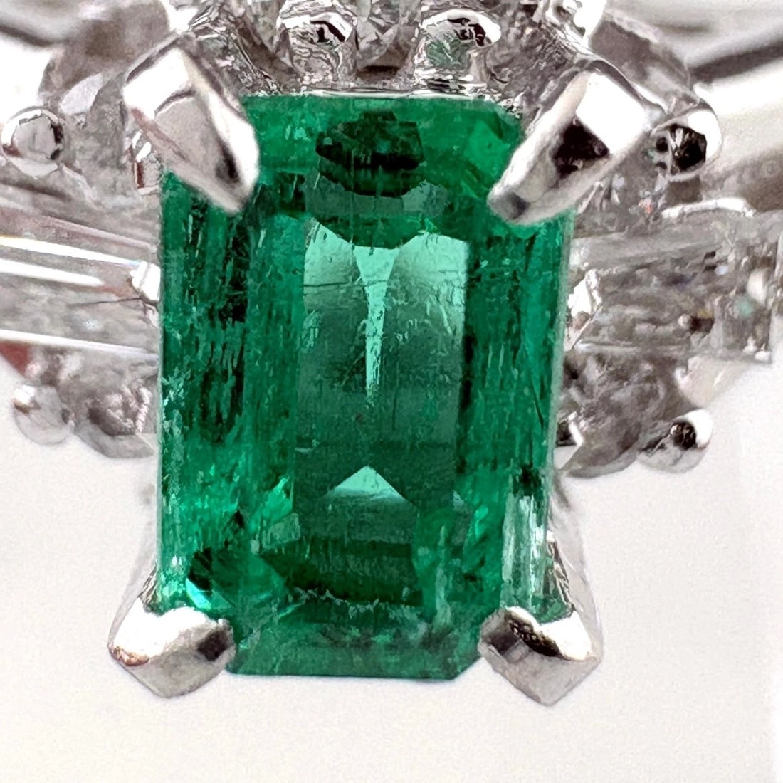 EMERALD DESIGN RING PLATINUM - 2