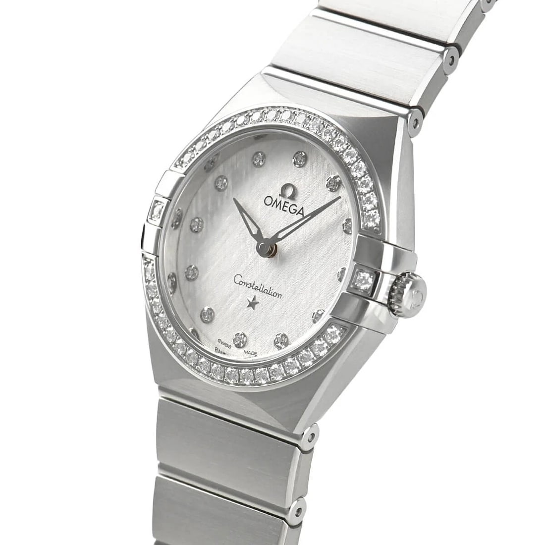 OMEGA CONSTELLATION MANHATTAN QUARTZ WATCH: OMEGA Constellation Manhattan Quartz Brand: OMEGA Type/Style: Wristwatch Material: Case Material stainless Color: Dial Color Silver Size: Case Size Case Size: 28.0mm Accessories: None Acce