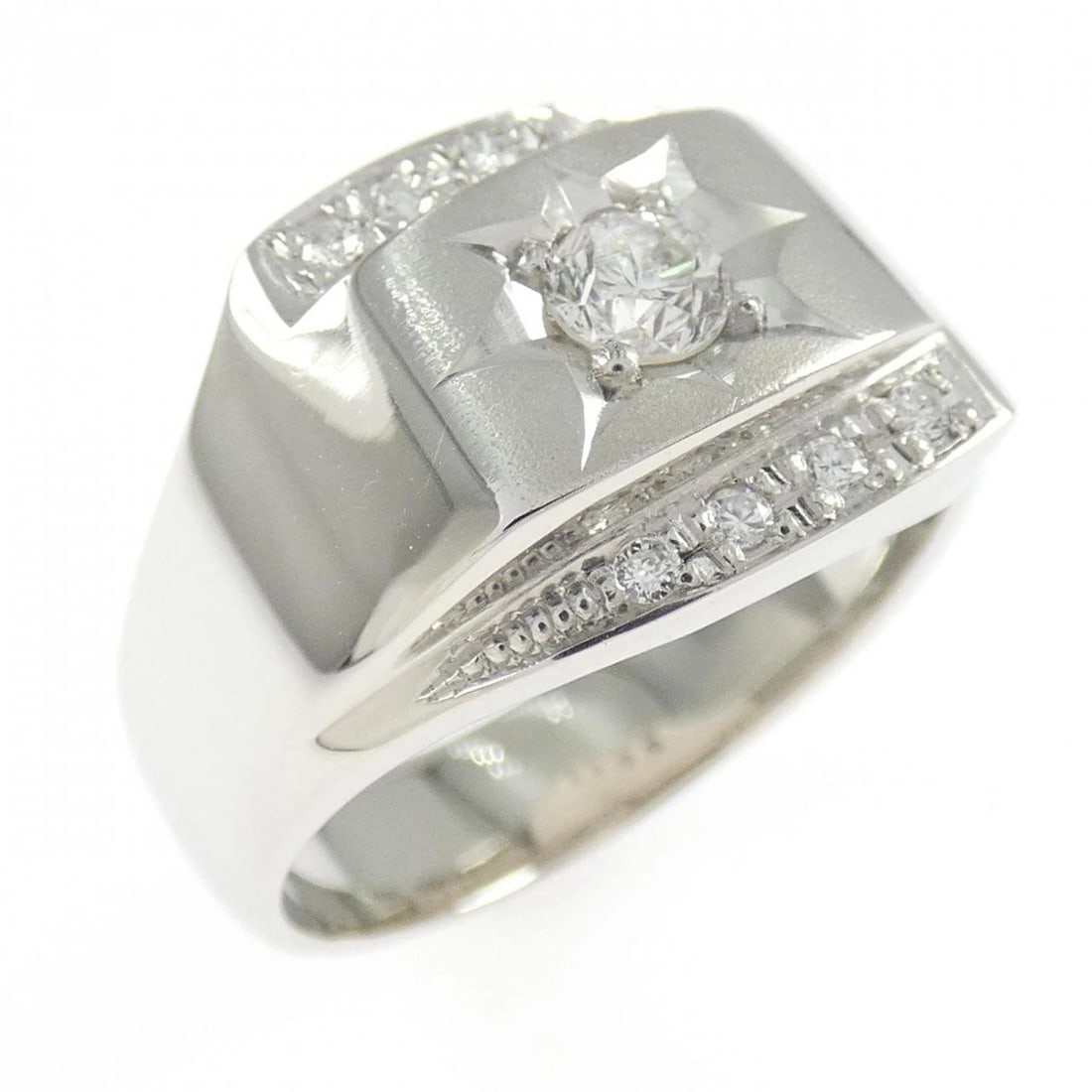 PT850 DIAMOND RING: PT850 Diamond Ring Brand: Unbranded Type/Style: Diamond Ring Material: PT850, Main Stone NATURAL Color: SILVER Size: US 7 3/4 Accessories: None Accessories Notice: When purchasing pre-owned goods,