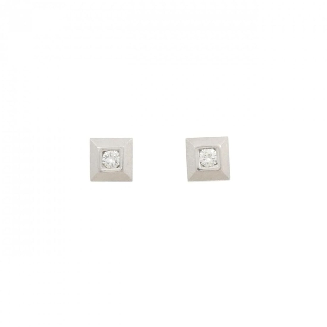 K14WG DIAMOND PIERCING: K14WG Diamond Piercing Brand: Unbranded Type/Style: Diamond Pierce/Earring Material: K14WG, Main Stone NATURAL Color: WHITE GOLD Size: Actual Size Approx. height x width: 7.5mm x 7.5mm Accessories:
