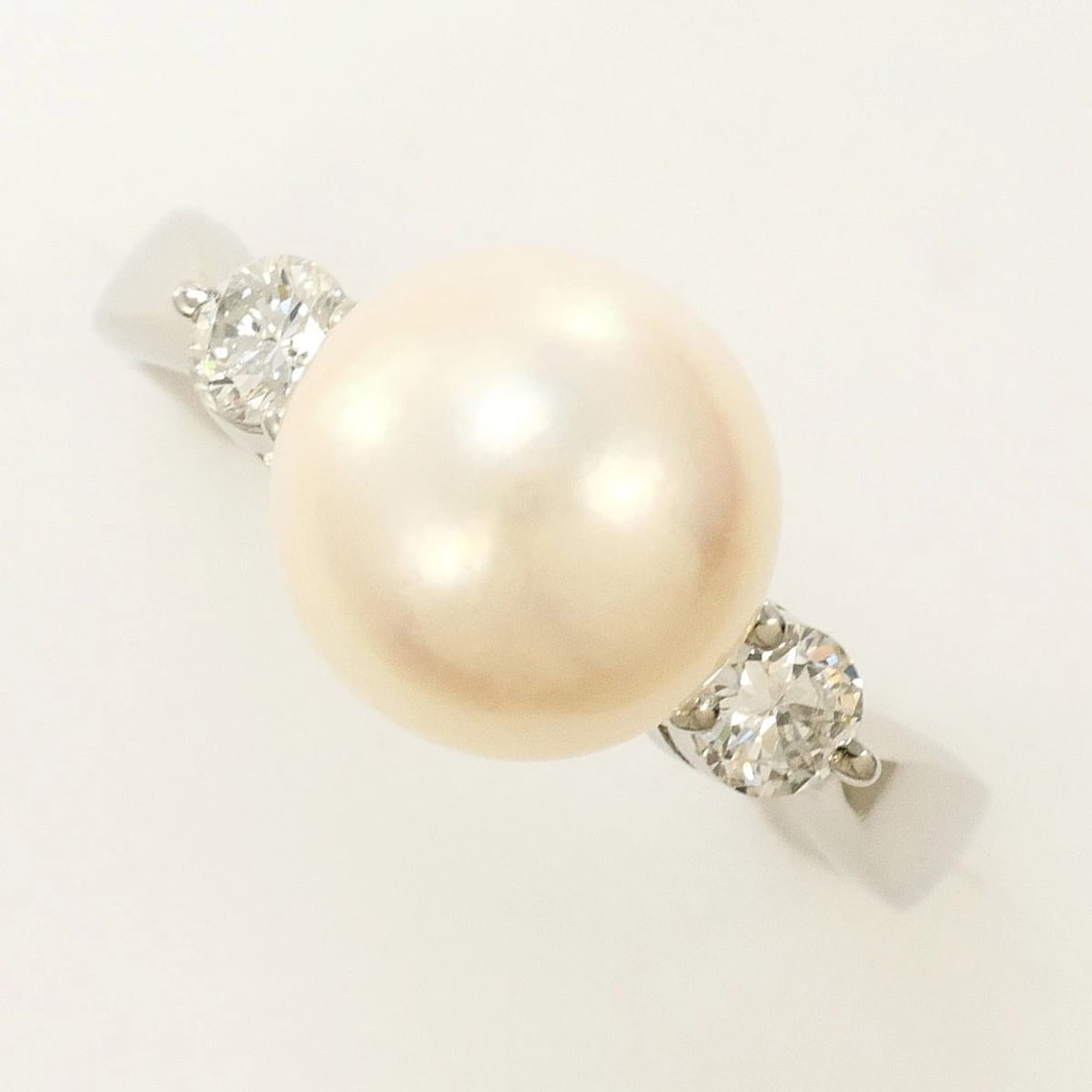 PT900 PLATINUM RING PEARL: PT900 Platinum Ring Pearl Brand: No Brand Type/Style: Ring Material: PT900 Platinum, Main Stone Cultured Pearl Color: Silver Size: US6 Accessories: None Accessories Notice: When purchasing
