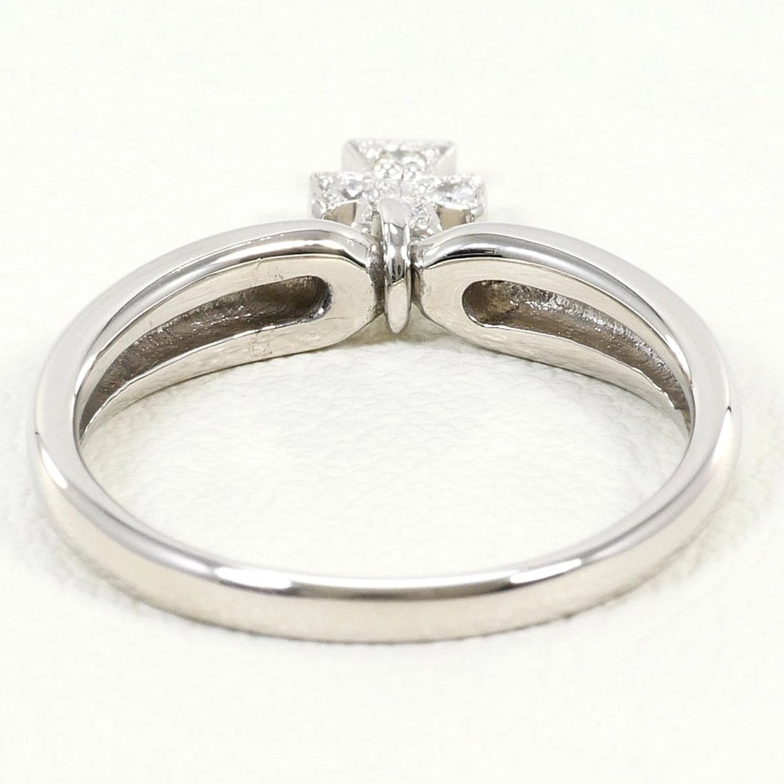 PT900 PLATINUM RING DIAMOND: PT900 Platinum Ring Diamond Brand: No Brand Type/Style: Ring Material: PT900 Platinum, Main Stone Diamond Color: Silver Size: US 4 3/4 Accessories: None Accessories Notice: When purchasing pre-owned