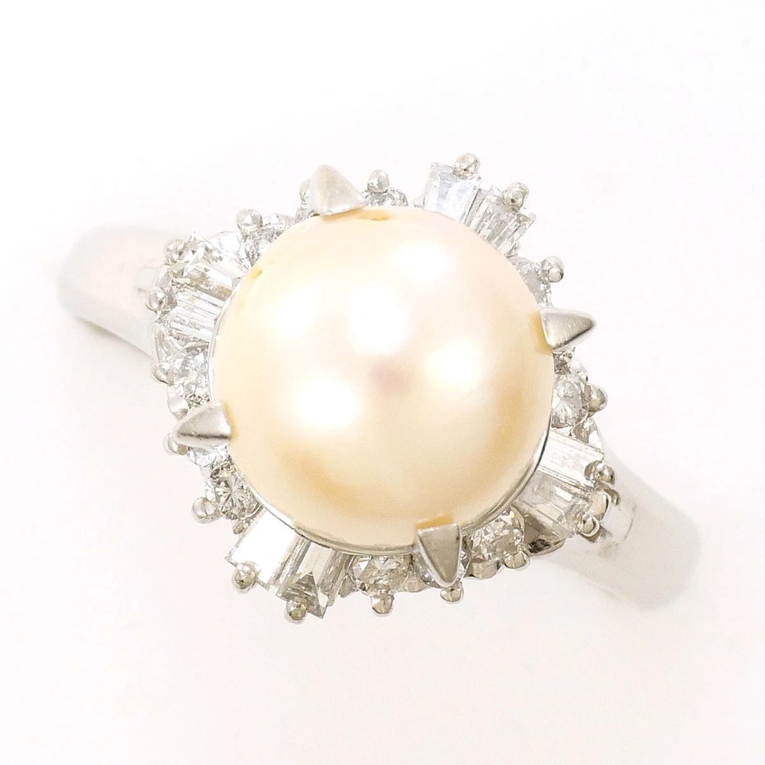 PT900 PLATINUM RING PEARL: PT900 Platinum Ring Pearl Brand: No Brand Type/Style: Ring Material: PT900 Platinum, Main Stone Cultured Pearl Color: Silver Size: US 8 Accessories: None Accessories Notice: When purchasin